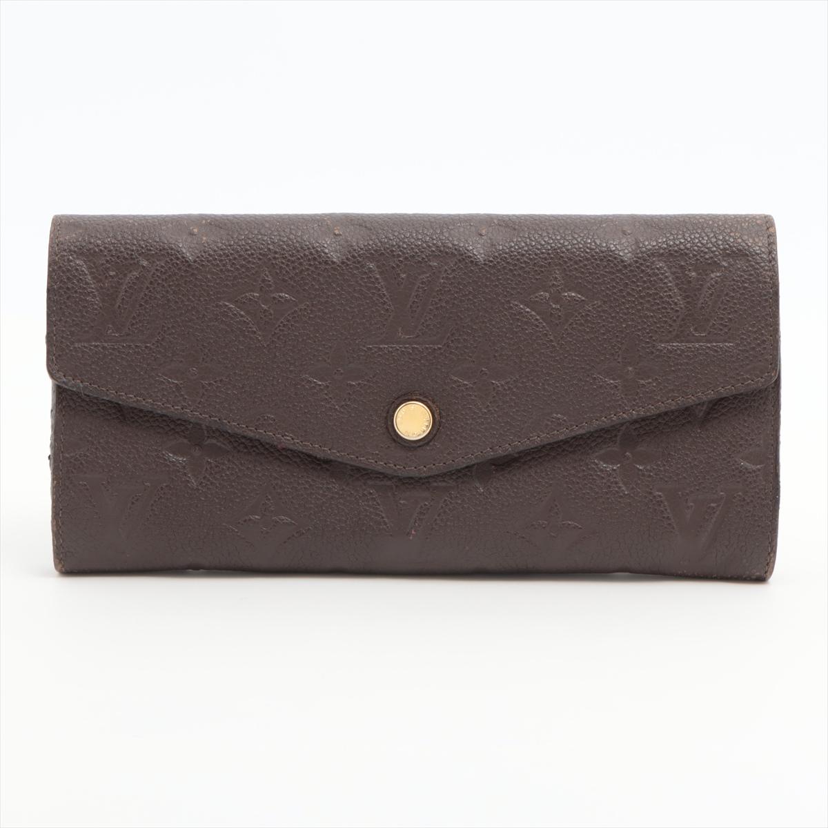 Die Louis Vuitton Empreinte Curieuse Long Wallet in Terre ist ein exquisites Accessoire, das Raffinesse und Zweckmäßigkeit nahtlos miteinander verbindet. Das Portemonnaie aus dem luxuriösen Empreinte-Leder von Louis Vuitton ist in einem satten