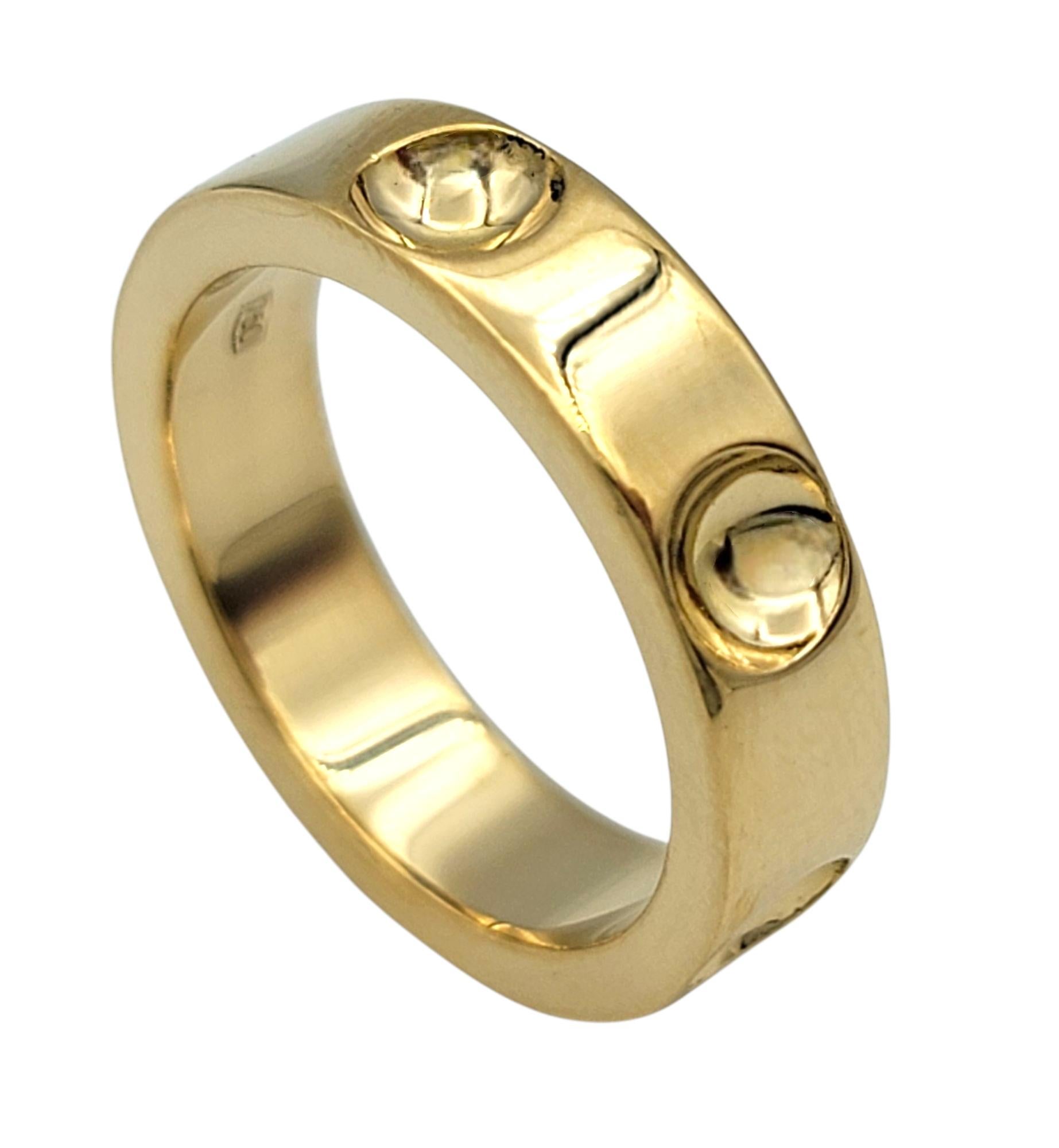 Talla del anillo: 5,75 (US) / 51 EU

Este anillo Louis Vuitton Empreinte está elaborado en radiante oro amarillo de 18 quilates, y muestra la refinada elegancia característica de la marca. La banda pulida está salpicada de tachuelas redondas