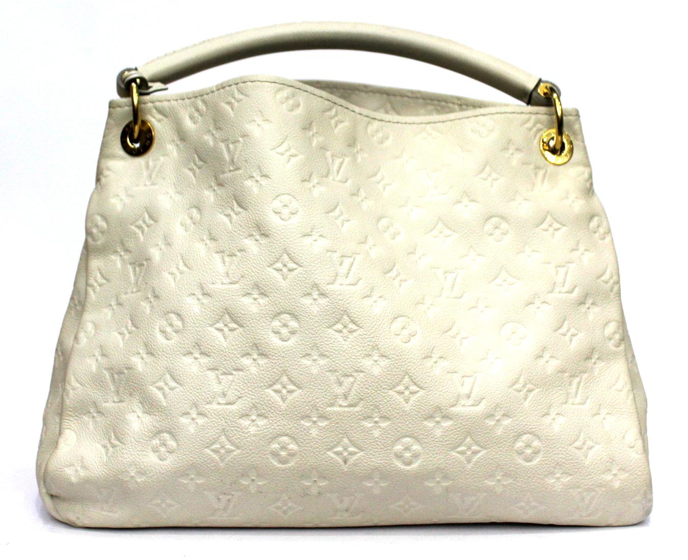 The Artsy ML bag Artsy cream-colored MM bag, made of a soft mix of Monogram Empreinte leather embossed in bas-relief and smooth cowhide, is inspired by a sophisticated casual chic style.
Equipped with a fantastic braided handle.
The model,