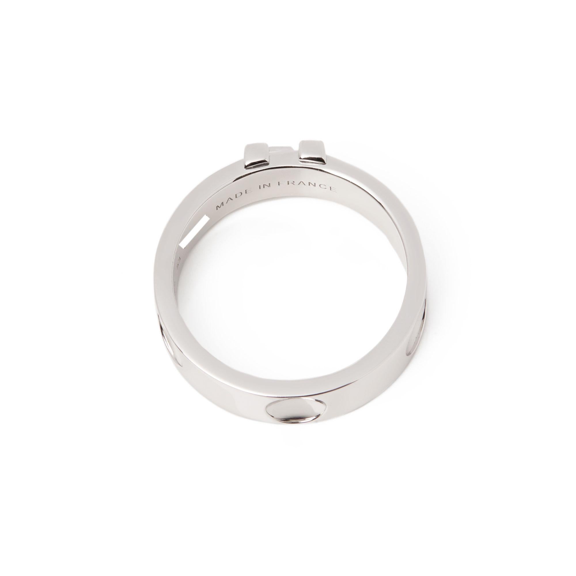 This ring by Louis Vuitton is from their Empriente collection and features the iconic LV initials and the heritage trunk nail imprint set in an 18ct white gold band ring. UK Ring Size M, EU size 53, US size 6 1/2. Complete with Xupes presentation