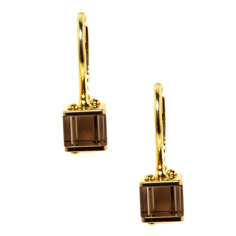 It is definitely Love At First Sight with this pair of Louis Vuitton earrings. Beautifully crafted from 18k yellow gold, they hold smoky quartz cut in the shape of a cube. Picture yourself putting them on with your gowns and chiffon dresses and rest