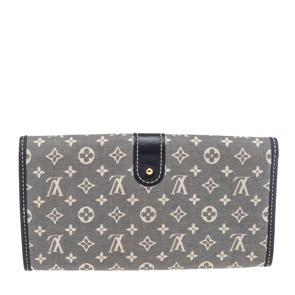 The Sarah wallet from Louis Vuitton is a highly popular creation of the brand. It has been created using Encre Monogram Idylle canvas and leather on the exterior and flaunts a gold-toned logo-inscribed lock on the front. Carry this stylish wallet