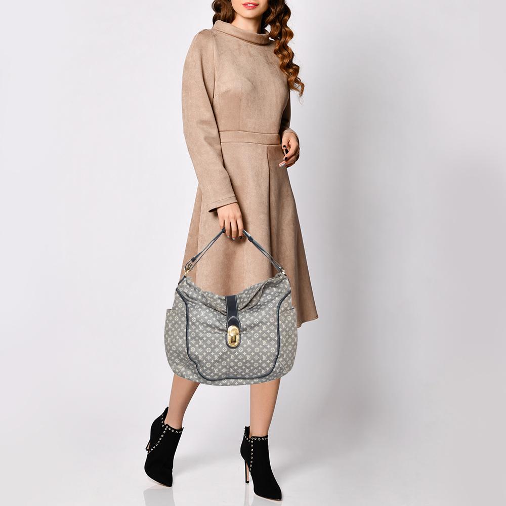 Perfect for everyday use with space enough to store your essentials, this Louis Vuitton Idylle Romance bag is stylish and effortlessly luxurious. Crafted in monogram canvas, this bag is accented with leather trims and is completed with a gold-tone