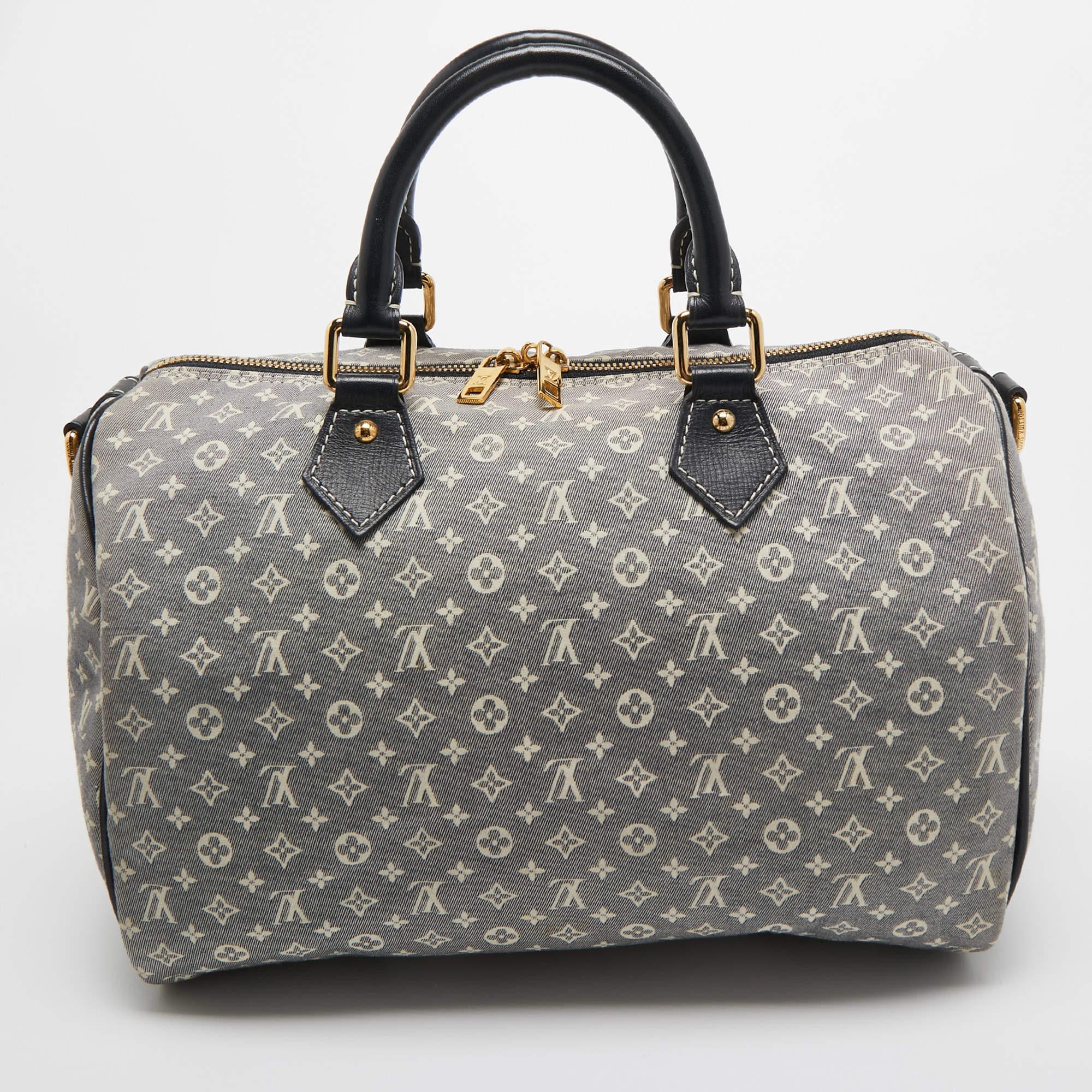 The simple silhouette and the use of durable materials for the exterior bring out the appeal of this LV Speedy 30 bag for women. It features comfortable handles and a well-lined interior.

Includes: Detachable Strap