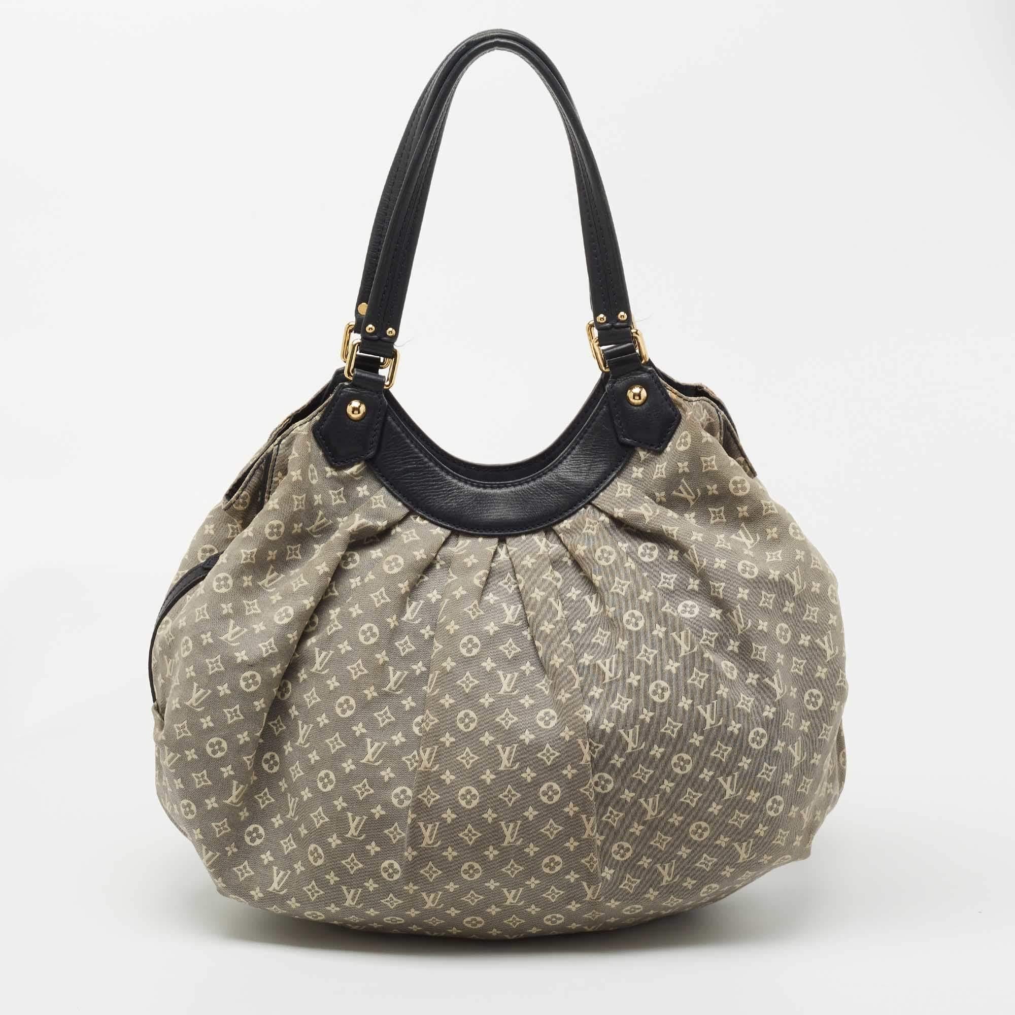 This LV bag for women is carefully crafted to offer you a luxurious accessory you will cherish. It is marked by high quality and enduring appeal. Invest in it today!

