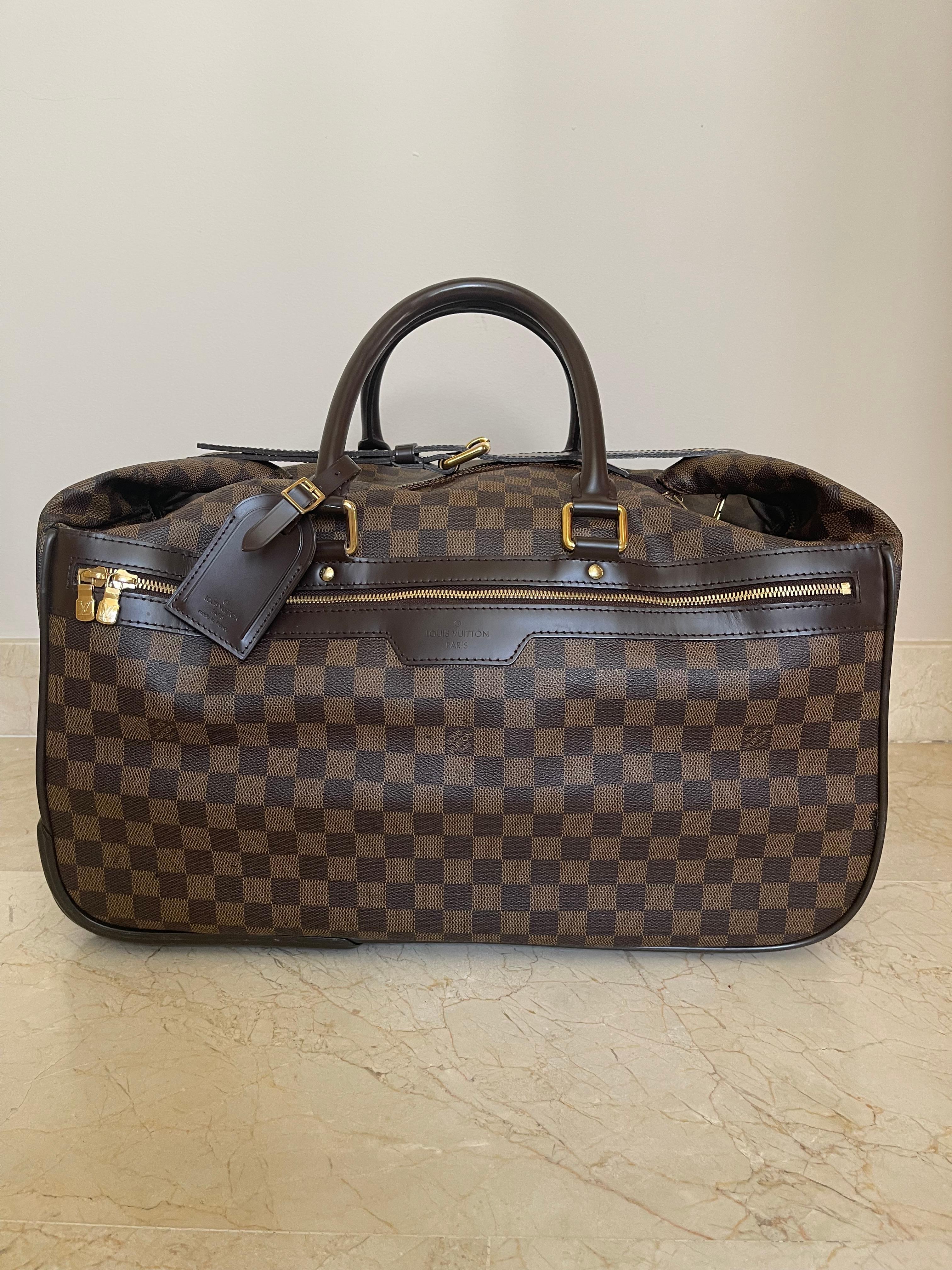 Louis Vuitton Eole Canvas Travel Bag
Louis Vuitton Eole suitcase in brown checkerboard canvas. Rectangular shape. Brown leather finish. Golden hardware. Two handles and a handle on the top. Front patch pocket with zipper. One main compartment with