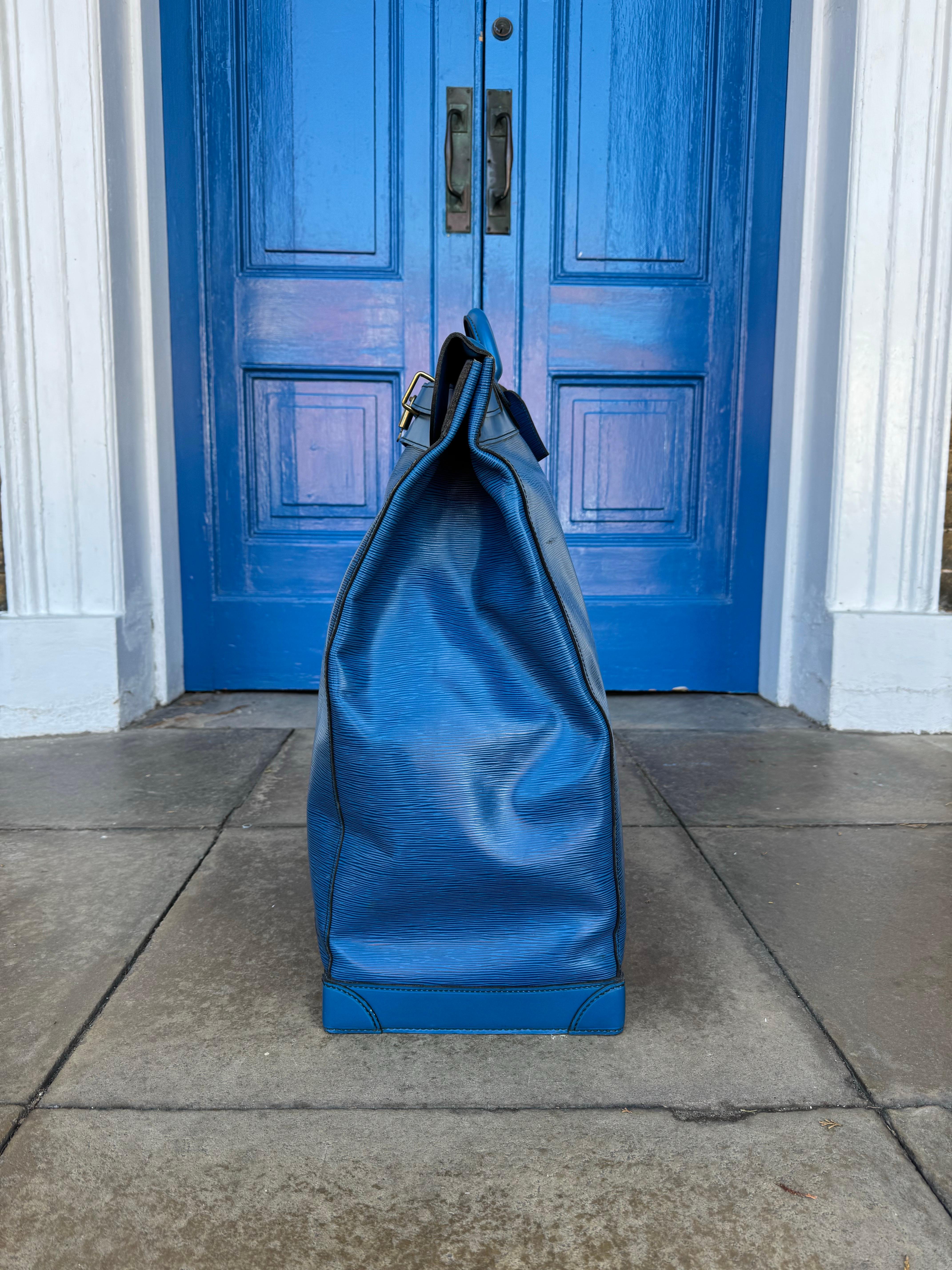 Eine wirklich seltene Spezialanfertigung der Louis Vuitton Dampftasche aus dem kultigen Epi-Leder des Hauses in einem auffallenden, leuchtenden Blau. Dieses außergewöhnliche Gepäckstück misst 55 cm und besticht nicht nur durch seine beeindruckende