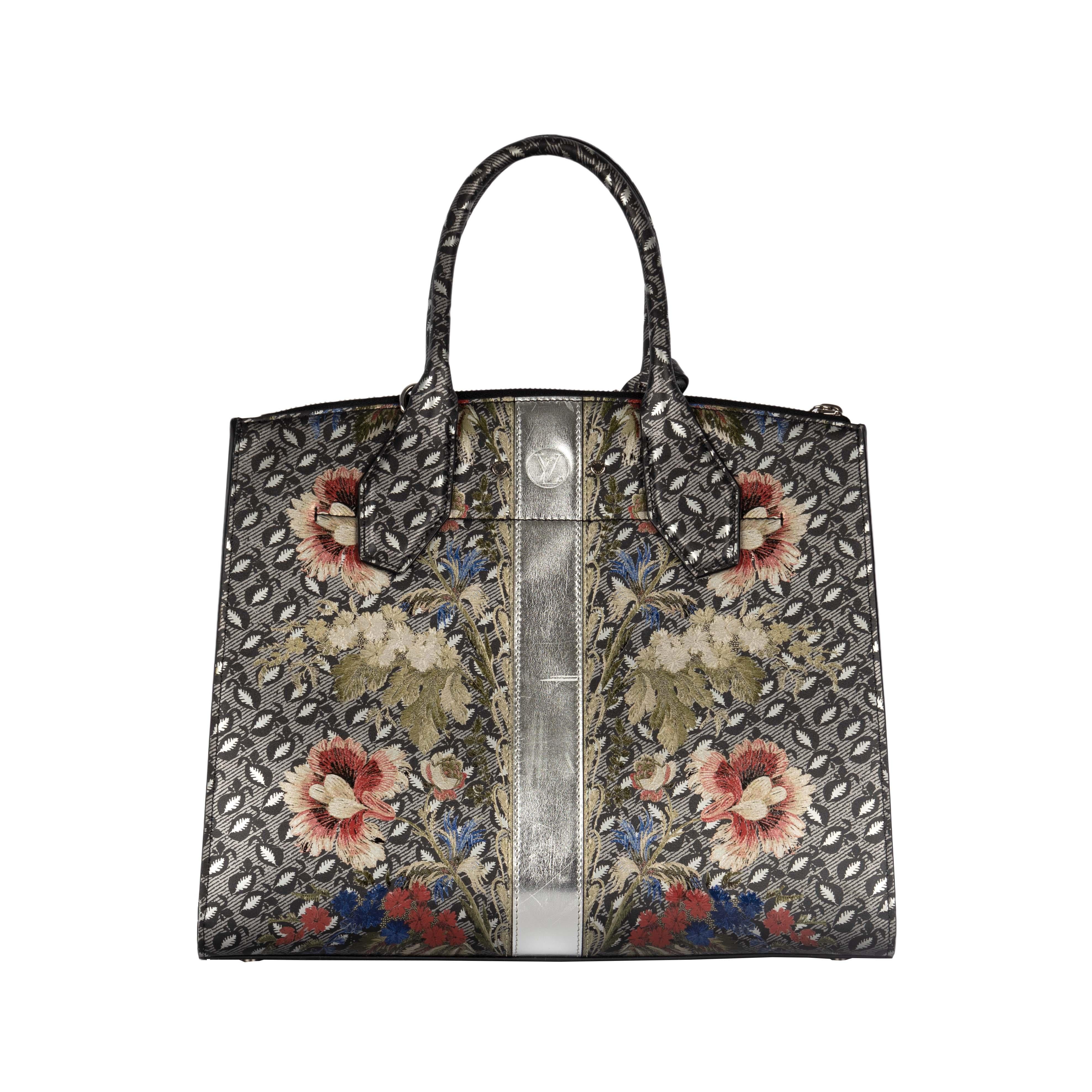 Launched under the S/S 2018 collection, this Louis Vuitton Epi Floral City Steamer MM is a vision to behold. With the romantic multicolored floral print accentuated by with silver panel in the center, the metallic attachments and hardware are
