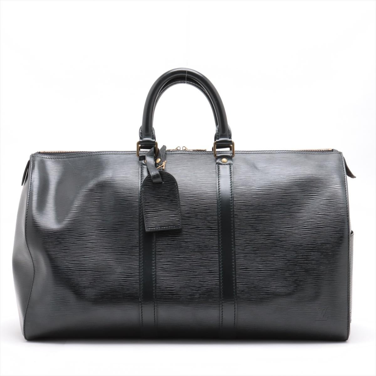 Die Louis Vuitton Epi Keepall 45 in Schwarz ist eine anspruchsvolle und vielseitige Reisetasche, die zeitloses Design mit Langlebigkeit verbindet. Gefertigt aus dem für Louis Vuitton typischen Epi-Leder, das für seine strukturierte Oberfläche und