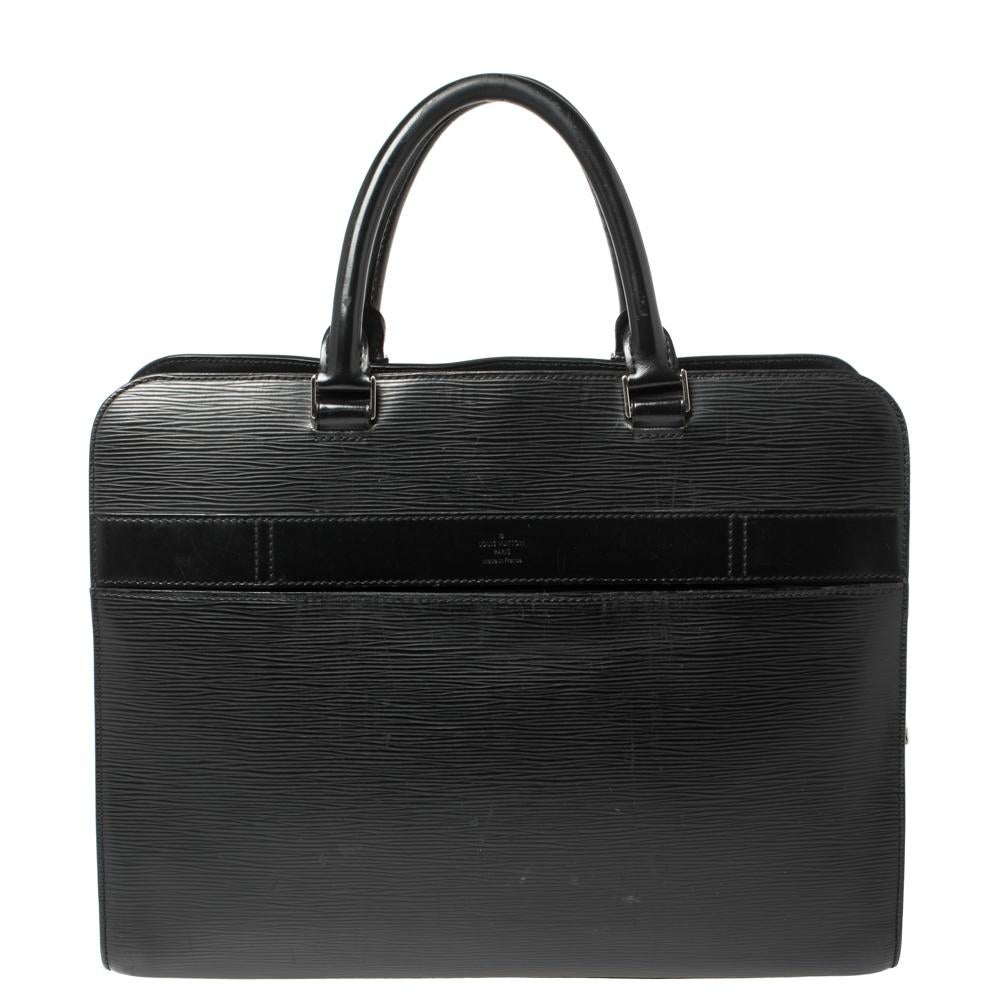 For all those dapper men out there, here's a chance to grab a perfect bag for you. Louis Vuitton brings to you this Bassano GM briefcase crafted with epi leather and designed with smooth leather trims. The top is secured with a zipper for safety and