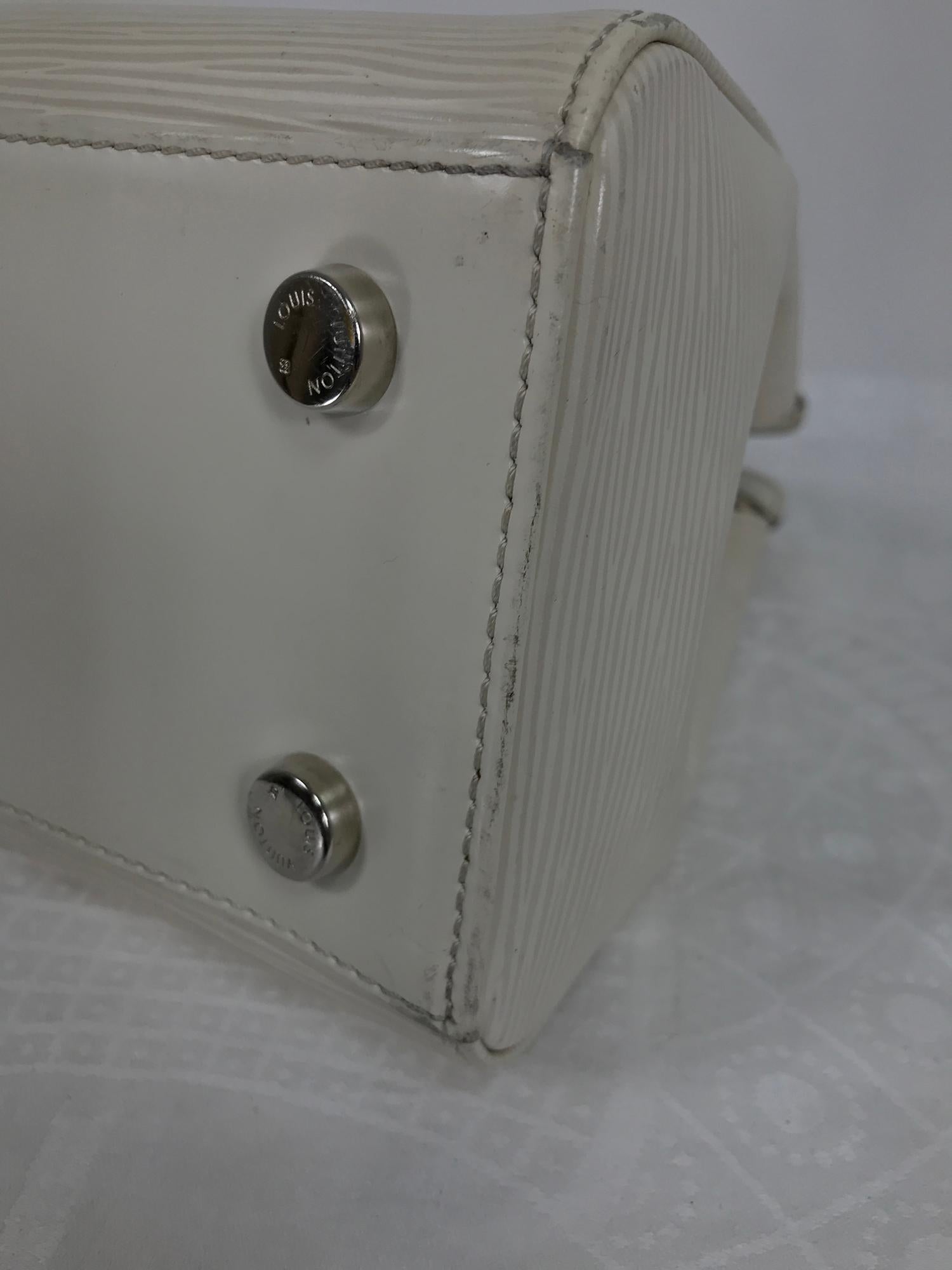 Louis Vuitton Epi Leather Brea Shoulder Bag mm Ivory  4