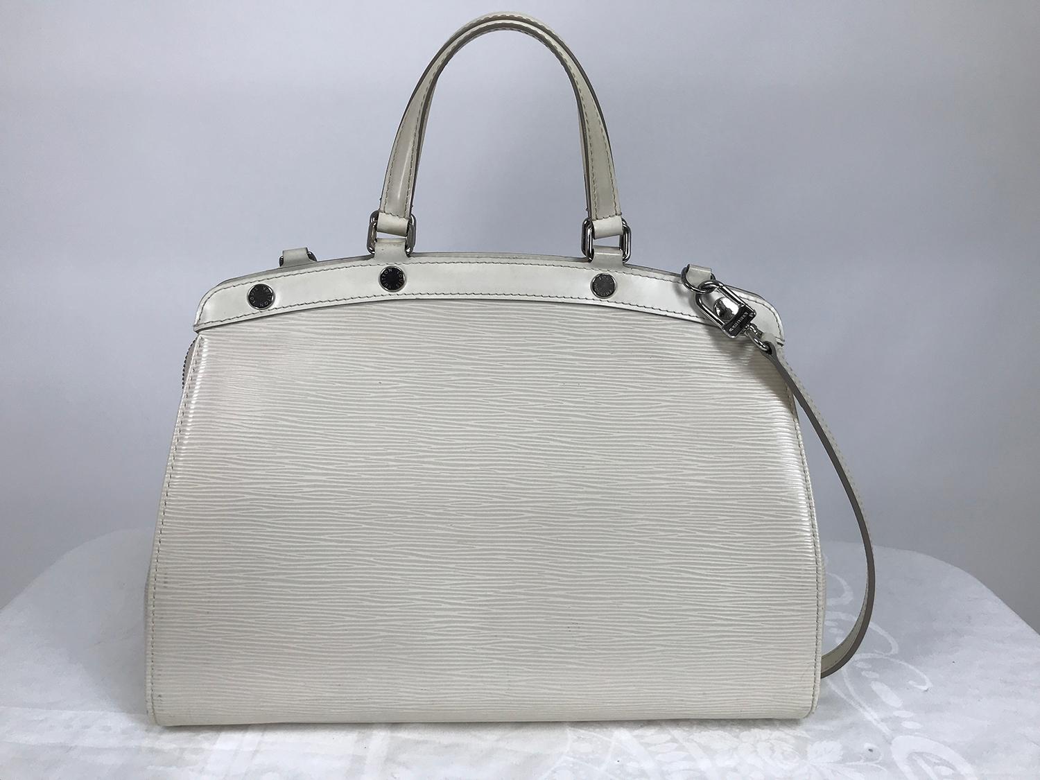 Louis Vuitton Epi Leather Brea shoulder bag mm in Ivory . This beautiful pre owned bag is in very good, well cared for condition. It comes with the protector bag and the original box. 
Ivory epi leather with shiny silver logo hardware, the bag has
