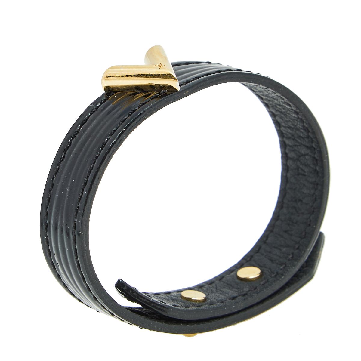 Designed by the fashion house Louis Vuitton, this Essential V bracelet is a versatile and fun piece to own. Constructed in Epi leather, this bracelet features a V-cut detail at the front in gold-tone metal. It can be fastened using the snap button