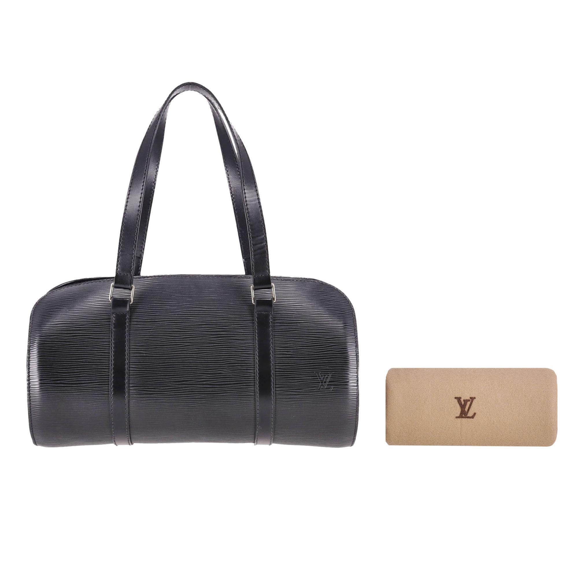 Louis Vuitton Epi Leather Medium Soufflot Handbag

Sac noir en cuir Epi, aux lignes épurées et à la silhouette cylindrique.

Le logo LV est embossé dans le coin inférieur.

Deux poignées en cuir roulées avec fermeture zippée sur le dessus menant à