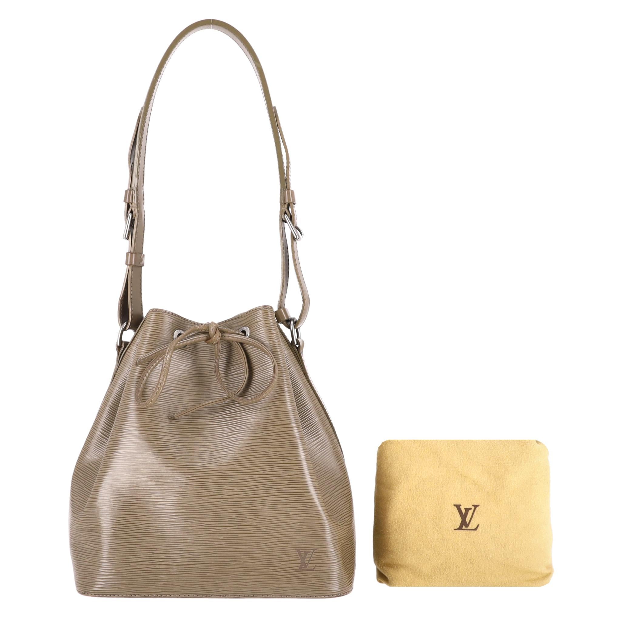 Louis Vuitton Epi Leather Petite Noe Bucket Shoulder Bag

Sac à bandoulière taupe en cuir LV Epi au grain texturé et horizontal.

Monogramme LV embossé dans le coin inférieur, silhouette de seau classique avec une base structurée, dotée d'un cordon