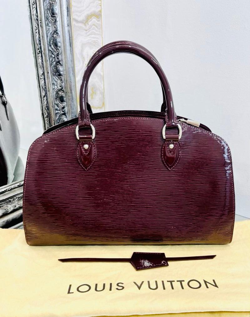 Louis Vuitton Epi Leather Pont-Neuf PM Bag 

Burgundy shiny gloss electric epi leather finish. Silver zipper logo closure and padlock. Rolled leather top carry handles. LV logo embossed to the front.

Additional information:
Size – 36 W x 22 H