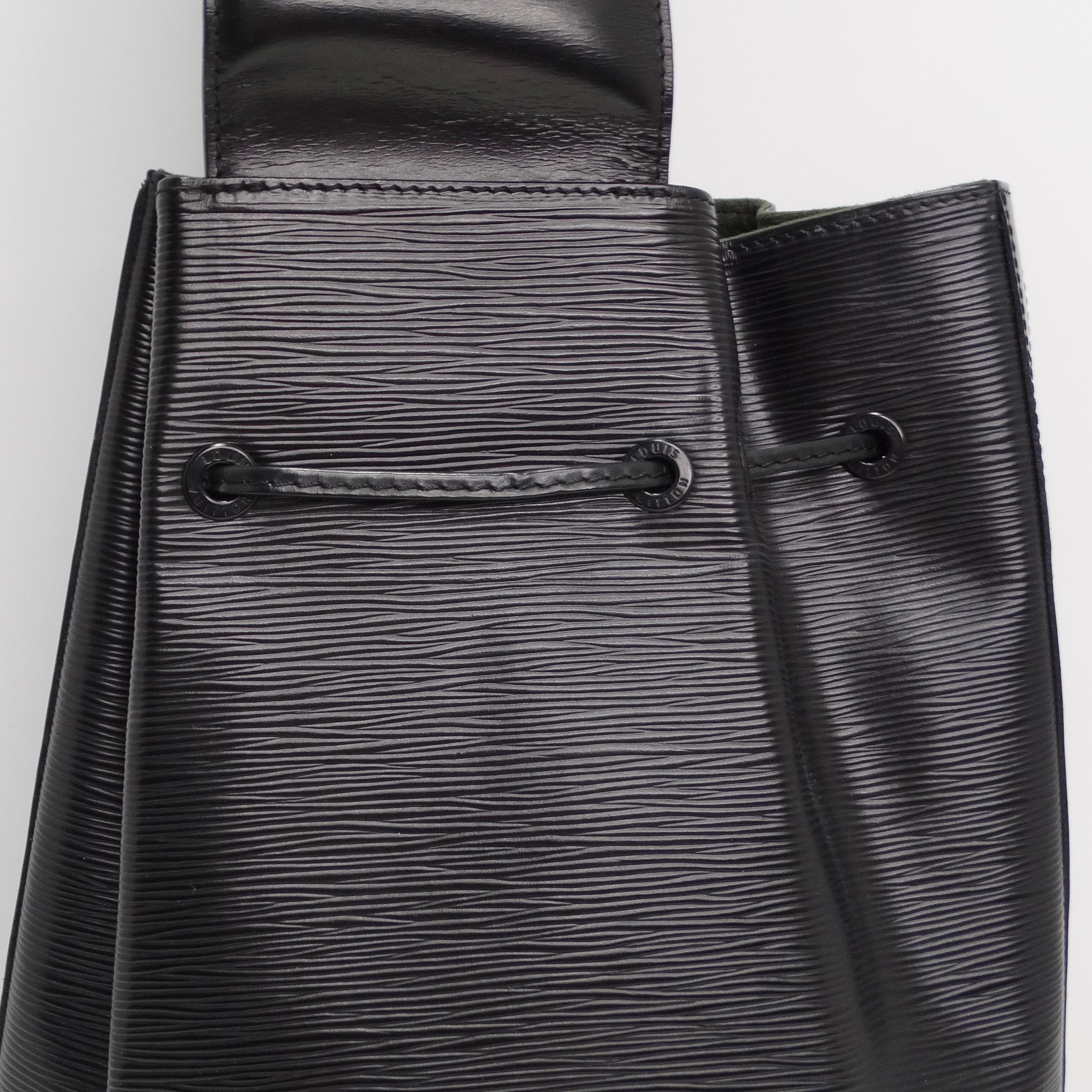Louis Vuitton Epi Leather Sac a Dos Drawstring Bag Black In Excellent Condition For Sale In Scottsdale, AZ