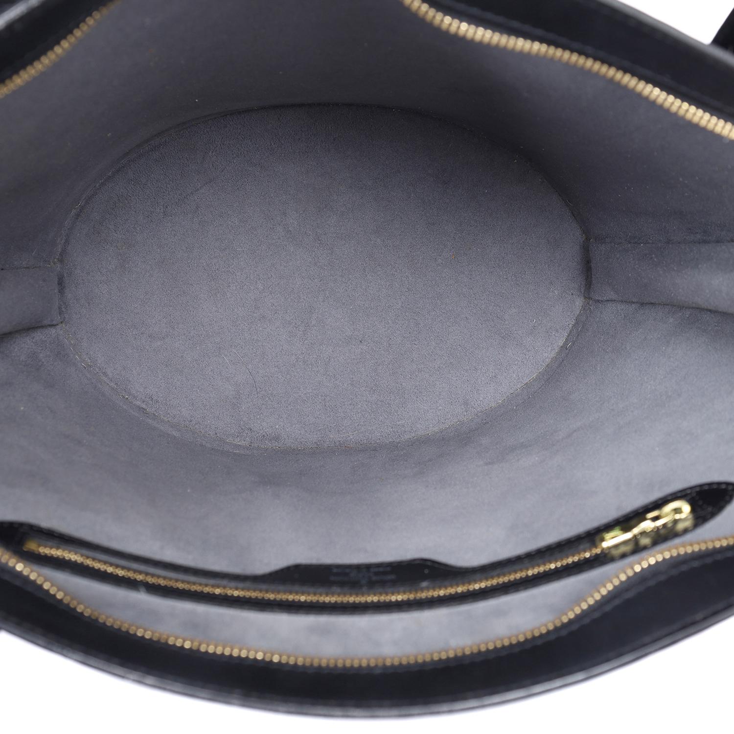 Auténtico Saint Jacques GM de piel Epi de Louis Vuitton de segunda mano en negro. Este asombroso bolso bandolera presenta la piel epi texturizada característica de Louis Vuitton con LV en la esquina inferior, correas de asa de piel, ribetes de piel