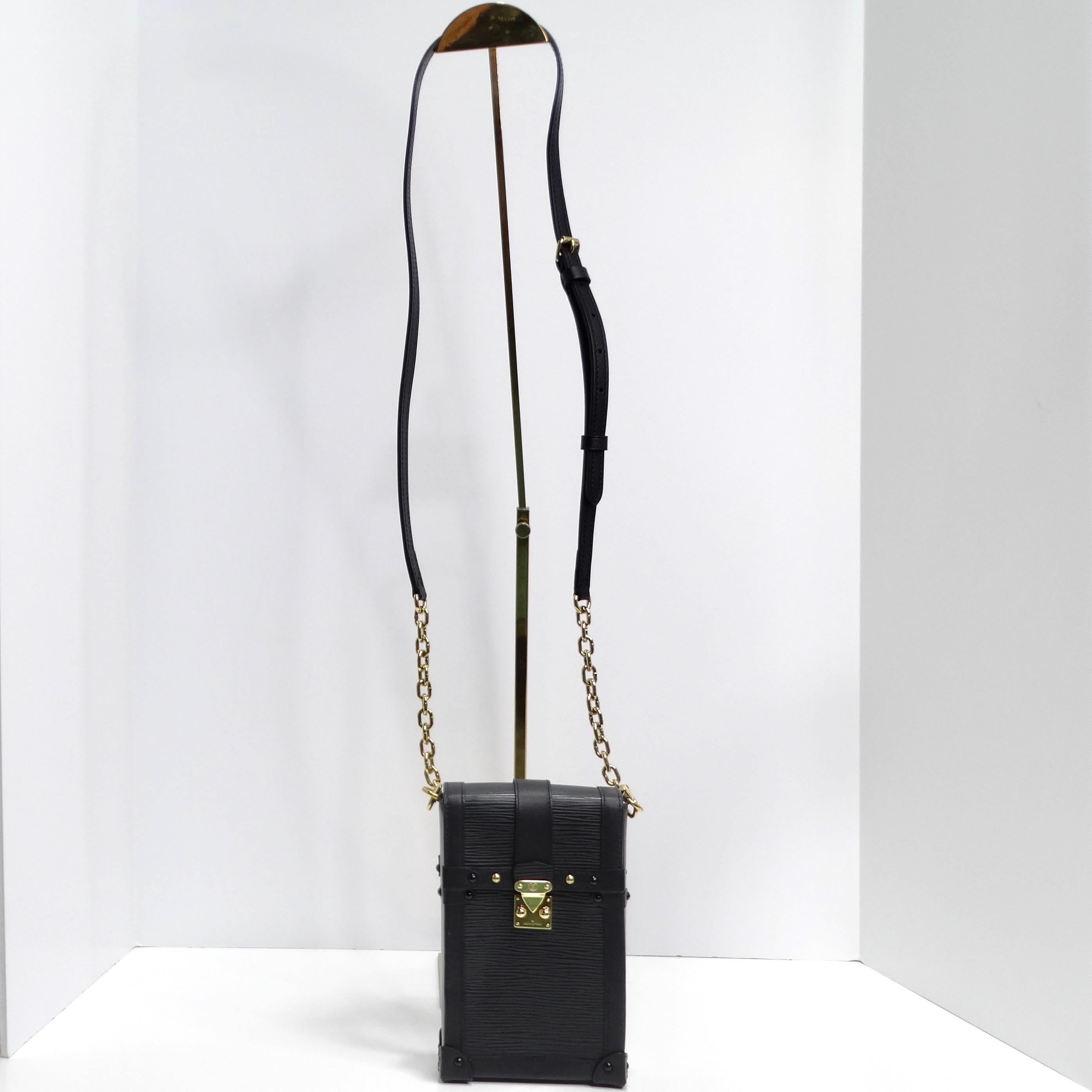 Die Louis Vuitton Epi Noir Pochette Vertical Trunk ist eine bemerkenswerte Verschmelzung von Luxus und Funktionalität. Diese Mini-Tasche aus exquisitem schwarzem Epi-Leder strahlt Raffinesse und Eleganz aus.

Der Koffer verfügt über einen