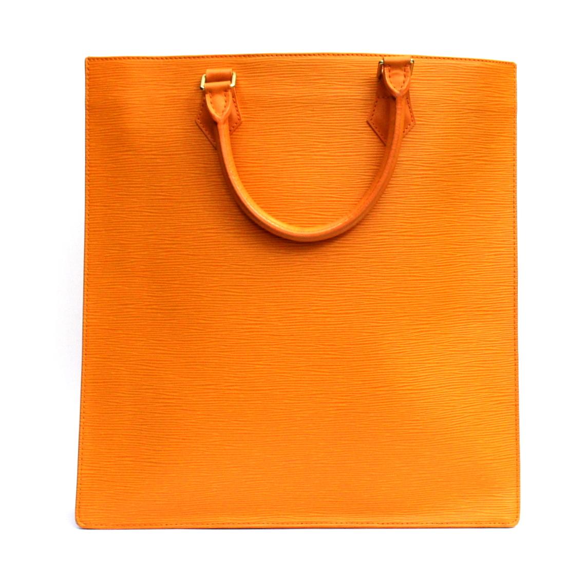 Original Louis Vuitton Sac Plat shopping bag in orange Epi leather, hardware in gilt metal, double handle in orange leather allowing the bag to be worn in the hand.
Inner lining in white canvas, a zip pocket, a compartment for the cell phone.
Very