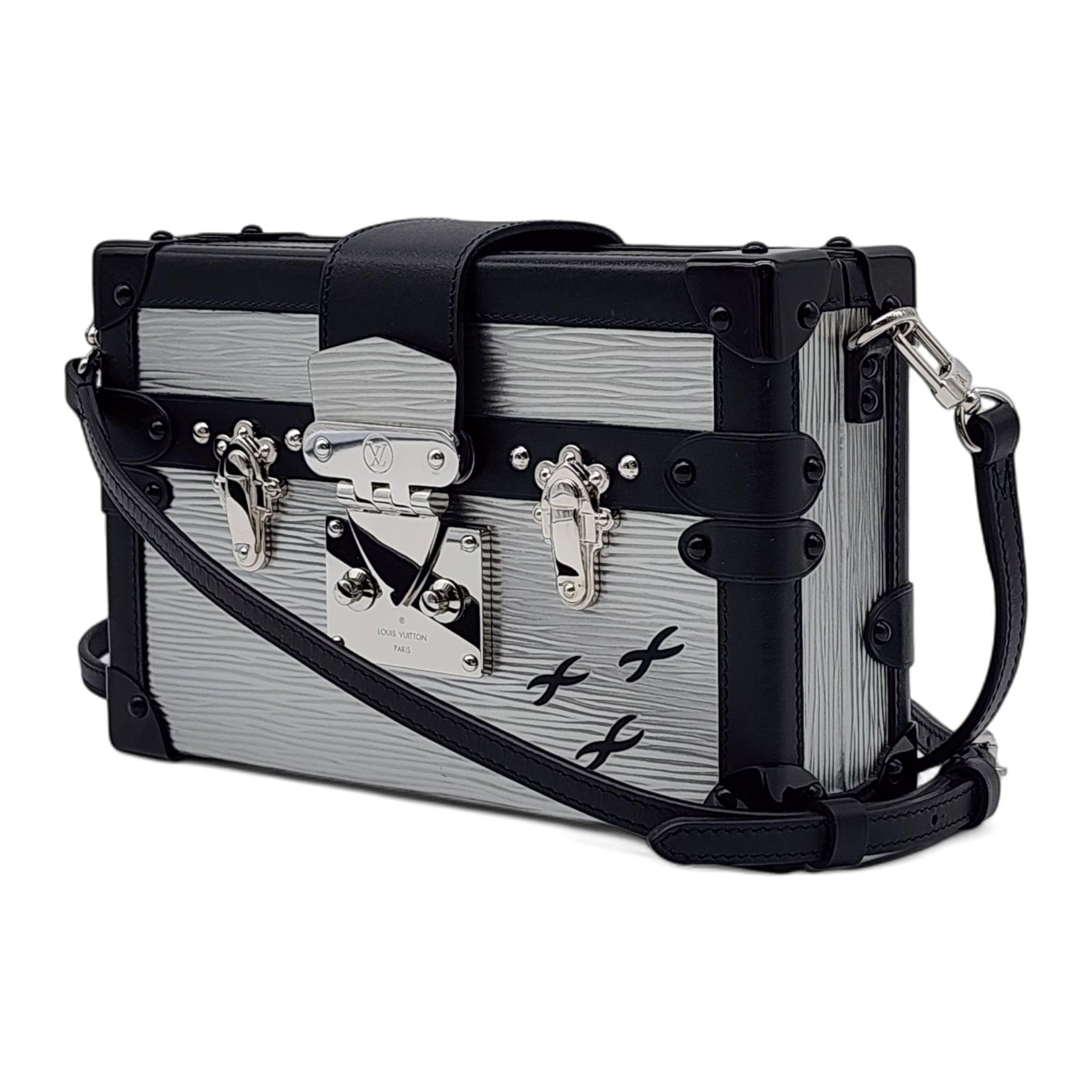 7.9 x 4.9 x 2.4 inches
(length x Height x Width)
Epi Leather
Smooth calfskin trim
Sheepskin lining with Malletage print
Silver-color hardware
S-lock
Magnetic closure
Inside flat pocket
Strap:Removable, adjustable
Strap drop: 19.7 - 21.7