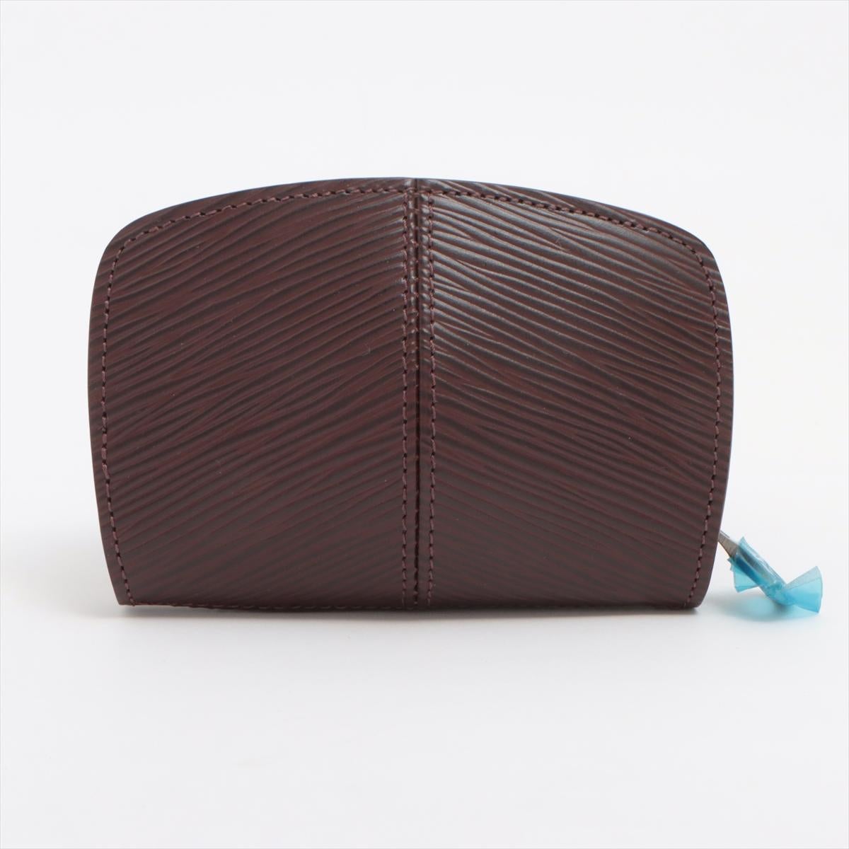 The Louis Vuitton Epi Portefeuille Coin Purse in Brown is a sophisticated and practical accessory, ideal for those who appreciate luxury and functionality. Made from the brand's signature Epi leather, the coin purse features a rich brown color that