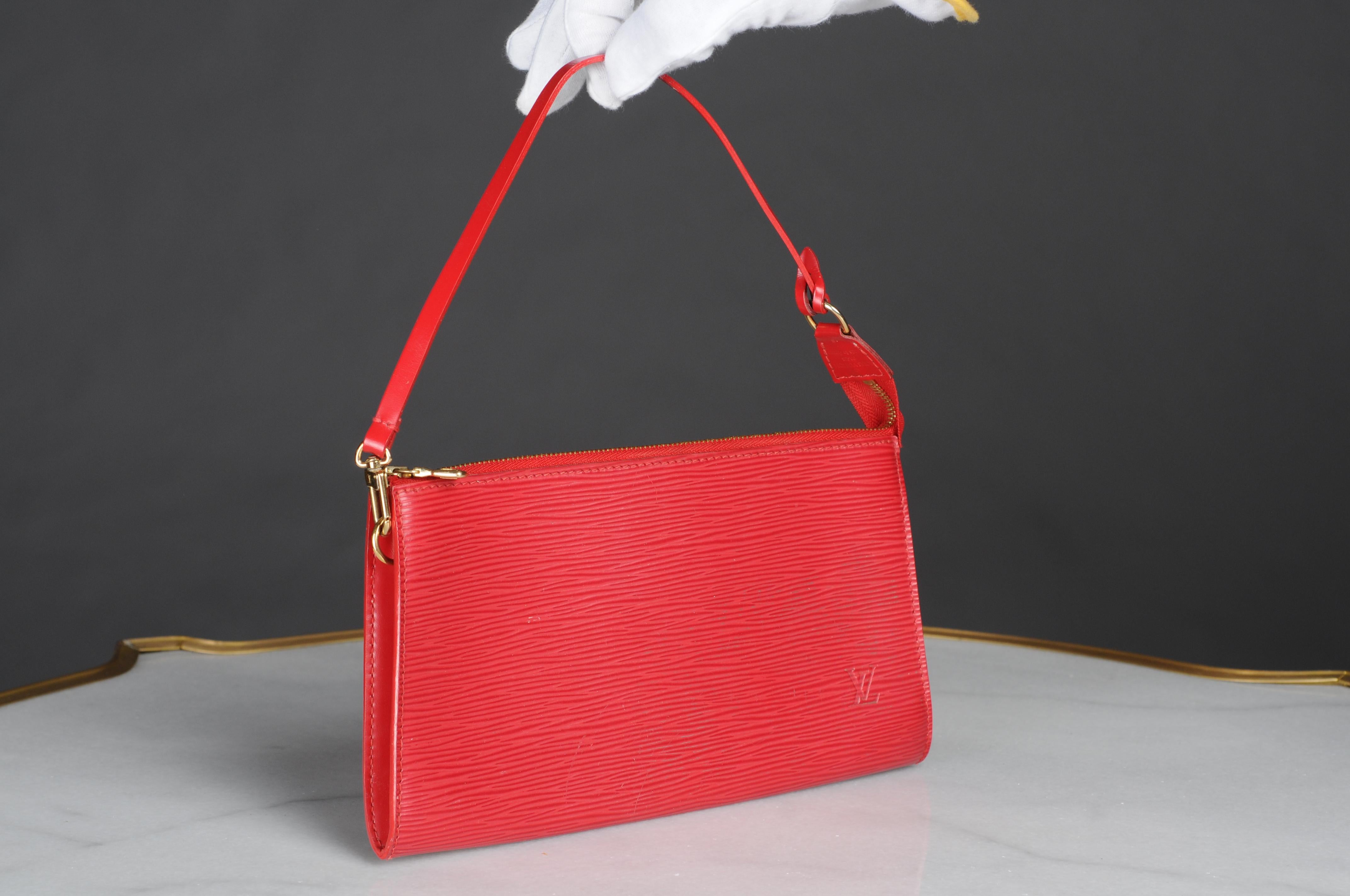 Louis Vuitton Epi Rote Leder-Pochette-Clutch  im Zustand „Gut“ im Angebot in 10707, DE