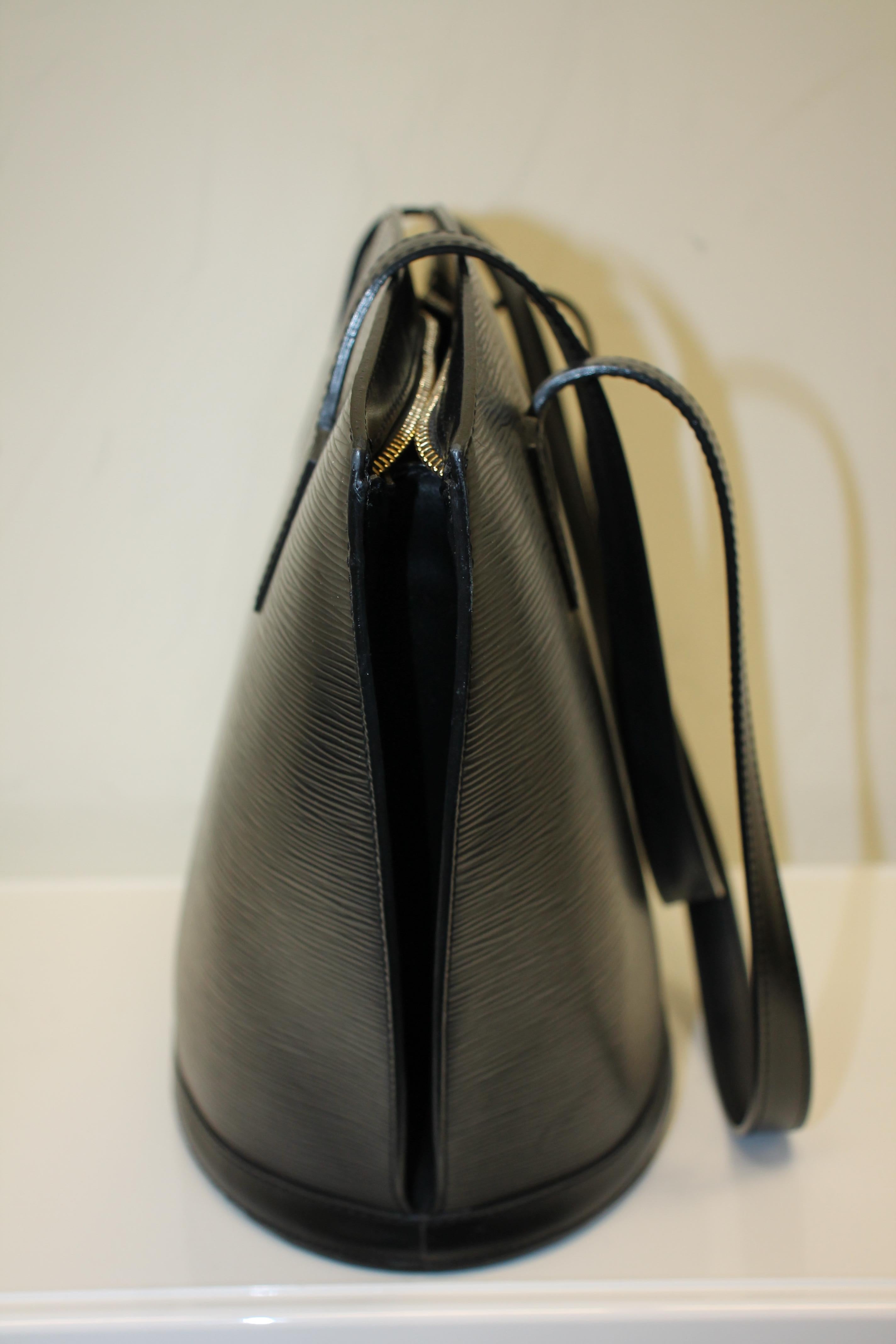 Louis Vuitton Epi Saint-Jacques Shopping GM In Excellent Condition For Sale In Roslyn, NY