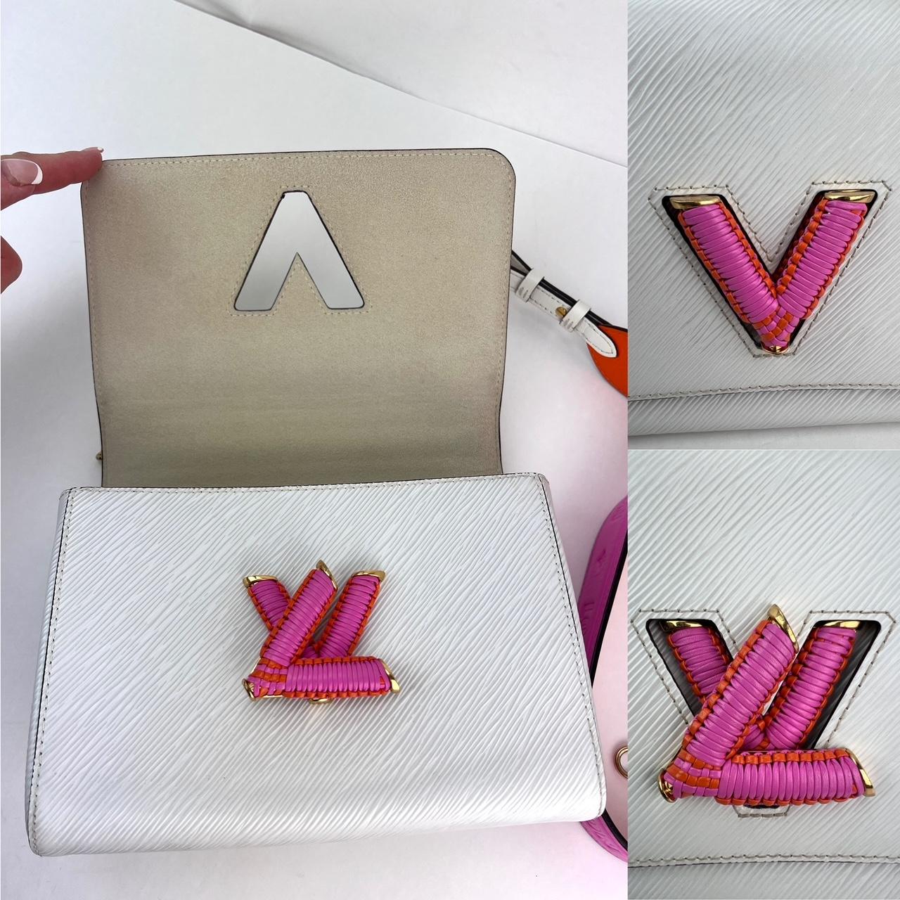 Pre-Owned  100% Authentic
Louis Vuitton Epi White Twist MM Shoulder Bag
RATING: B...Very Good, well maintained, 
shows minor signs of wear
MATERIAL: epi leather
STRAP:LV removable adjustable orange and pink calfskin leather strap 38'' long
DROP: