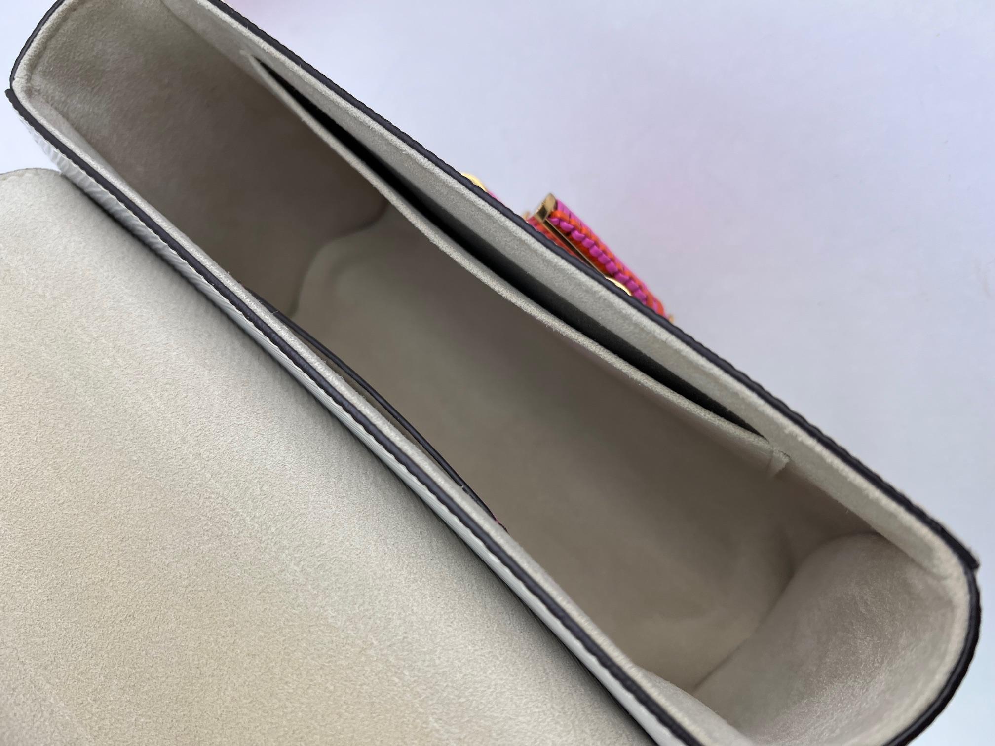 Louis Vuitton Epi White Twist MM Shoulder Bag 3