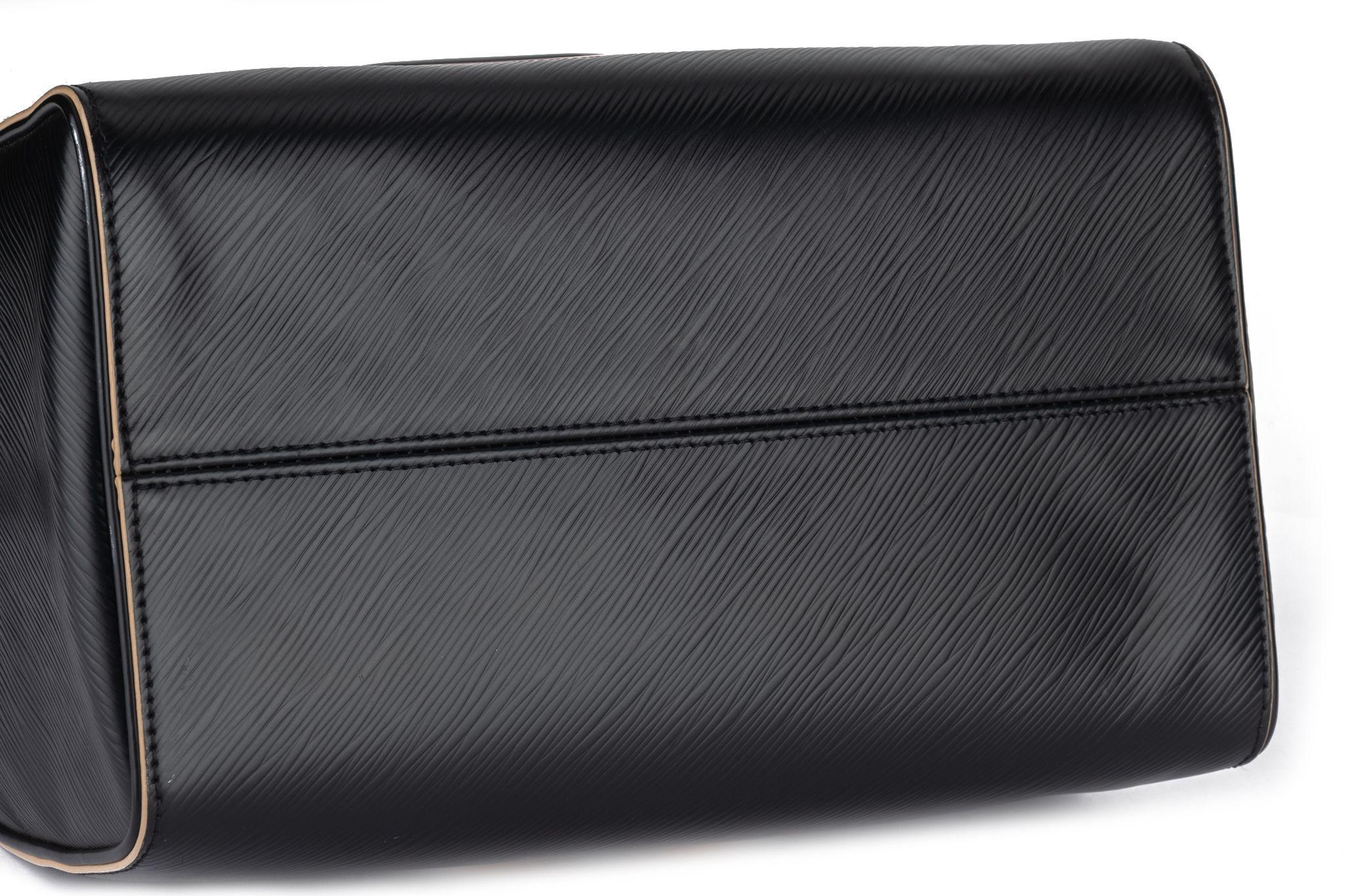 Louis Vuitton Epi World Tour Speedy 30 In Excellent Condition For Sale In West Hollywood, CA