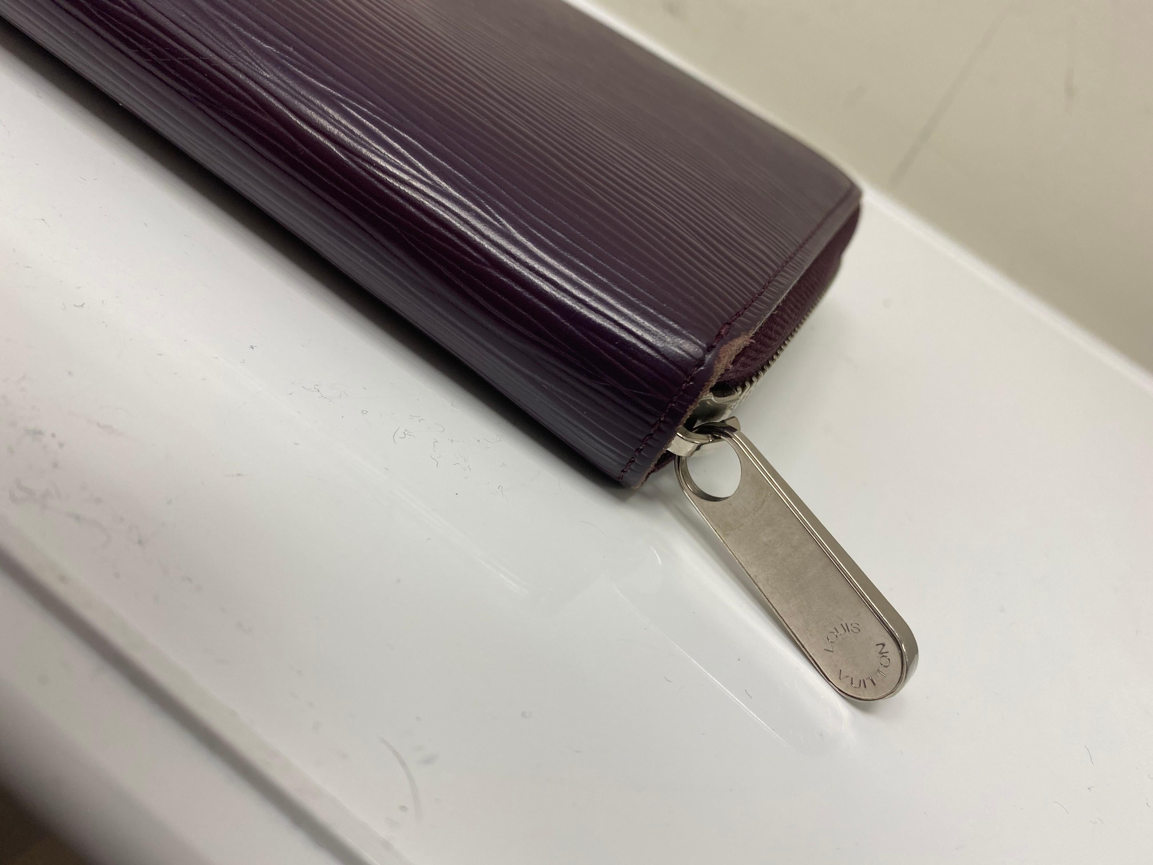 Louis Vuitton Epi Zippy Wallet In Good Condition For Sale In Roslyn, NY