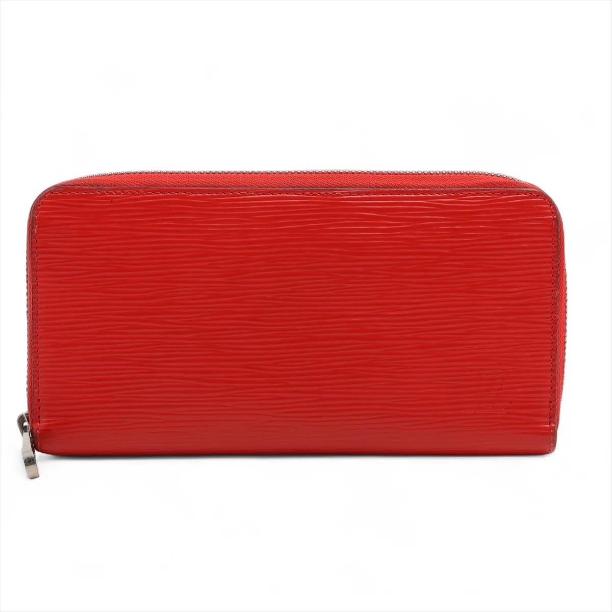 Il portafoglio Louis Vuitton Epi Zippy in Piment è un accessorio audace ed elegante realizzato con la tipica pelle Epi della Maison in una sorprendente tonalità rosso-arancio. Progettata all'insegna della funzionalità, presenta una chiusura sicura