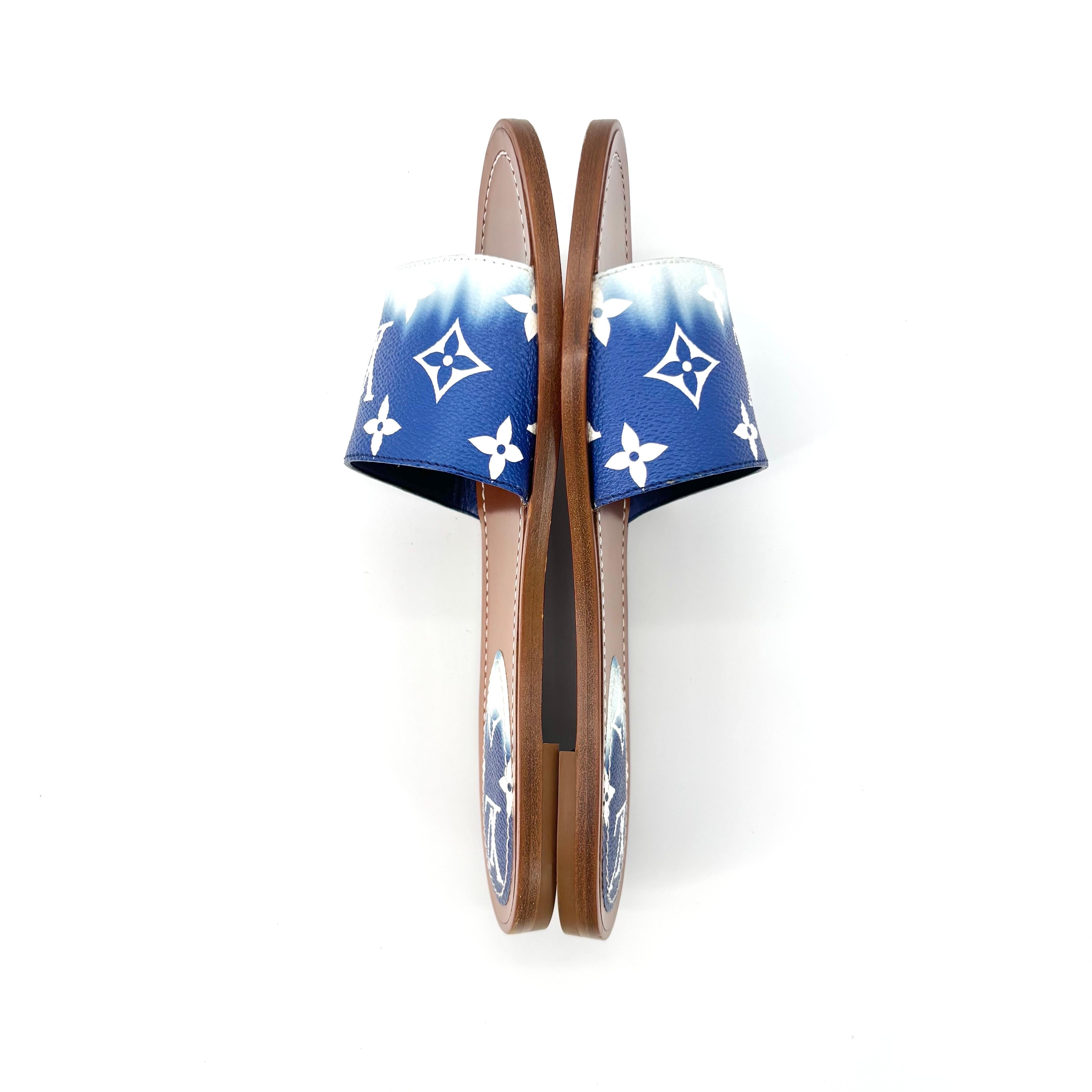 Louis Vuitton Escale Lock It Blu Monogram Slides Mule Flats 37,5 In condizioni ottime in vendita a Mechanicsville, VA