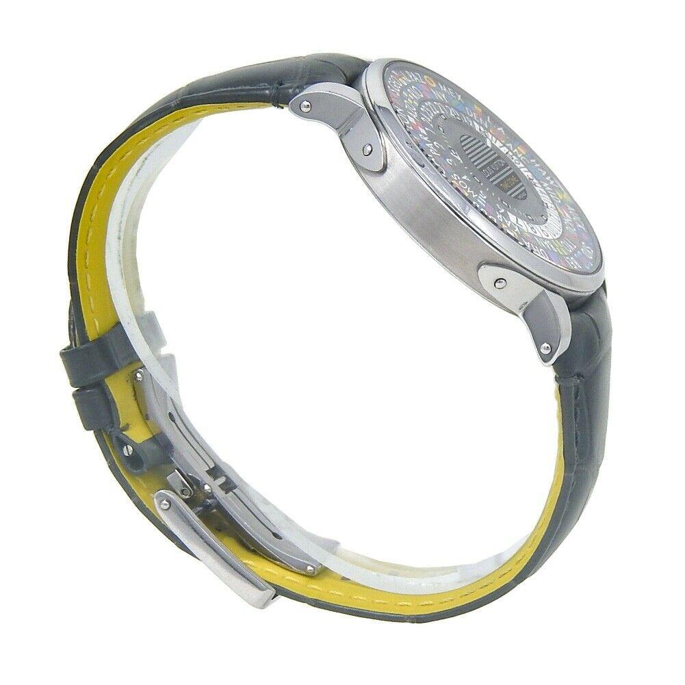 Marque : Louis Vuitton
Couleur de la bande : Gris	
Sexe :	Hommes
Taille du boîtier : 36-39.5mm	
MPN : Ne s'applique pas
Largeur de l'ergot : 21mm	
Caractéristiques :	Cadran 24 heures, chiffres arabes, fuseaux horaires multiples, verre saphir, Swiss