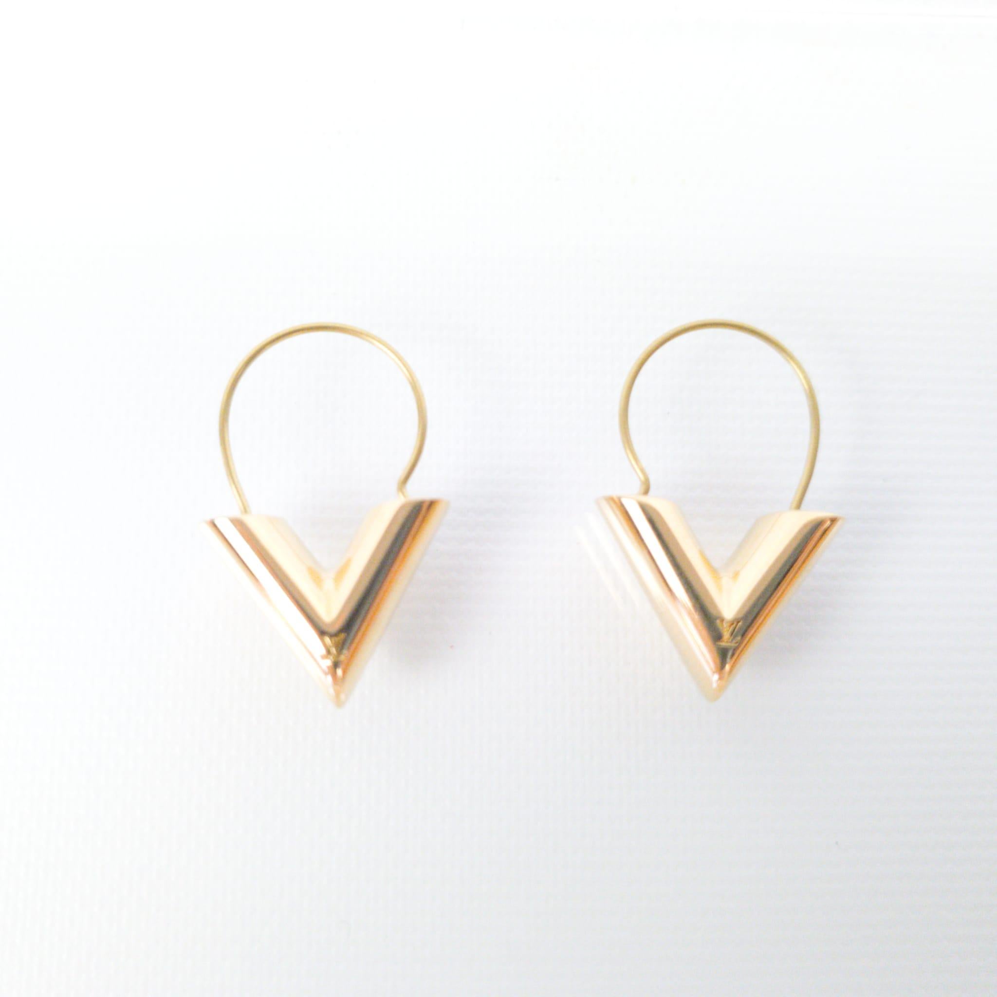 Sublimated by a discreet signature and a shiny gold finish, the Essential V earrings are in tune with the times. These versatile earrings combine Louis Vuitton's graphic V motif and LV engraving.
Length: ~0.9 cm/0.3 inches
Metal with gold-colour