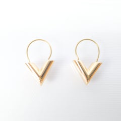 Louis Vuitton Essential V earrings