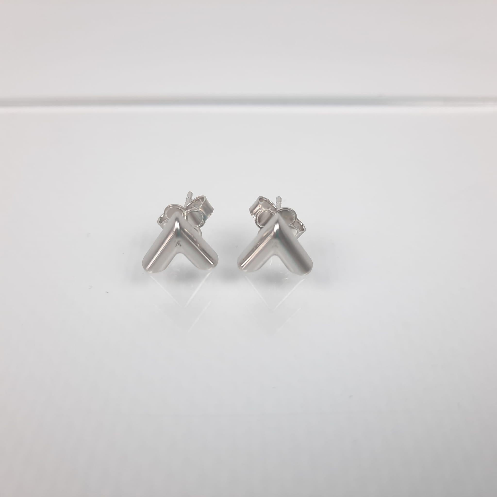 Sublimated by a discreet signature and a shiny silver-colour finish, the Essential V earrings are in tune with the times. These sleek and versatile earrings combine Louis Vuitton's graphic V motif and LV engraving.
Length: ~0.9 cm/0.3 inches
Metal