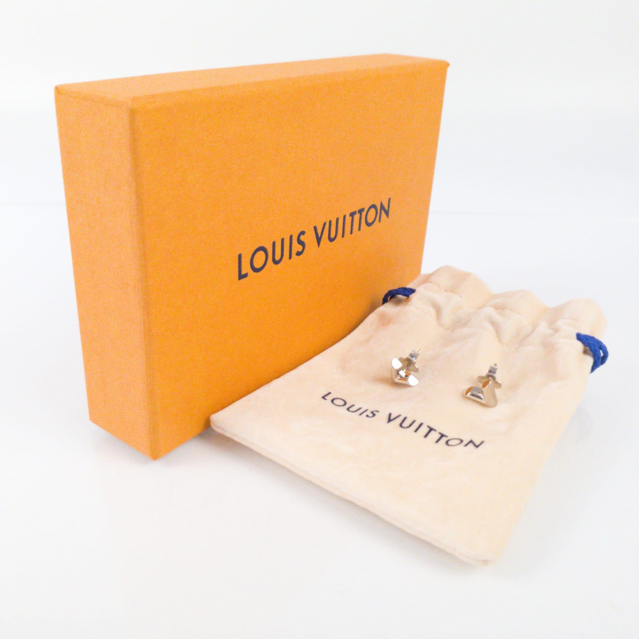Louis Vuitton Essential V earrings In New Condition In Nicosia, CY