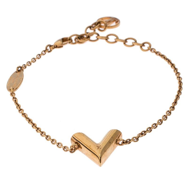 Allow this astounding bracelet designed by Louis Vuitton to adorn your wrist. Crafted from gold-tone metal, this bracelet is accentuated with the letter 'V' and profiles a slim chain. It is finished with the LV logo and a lobster clasp.

Includes:
