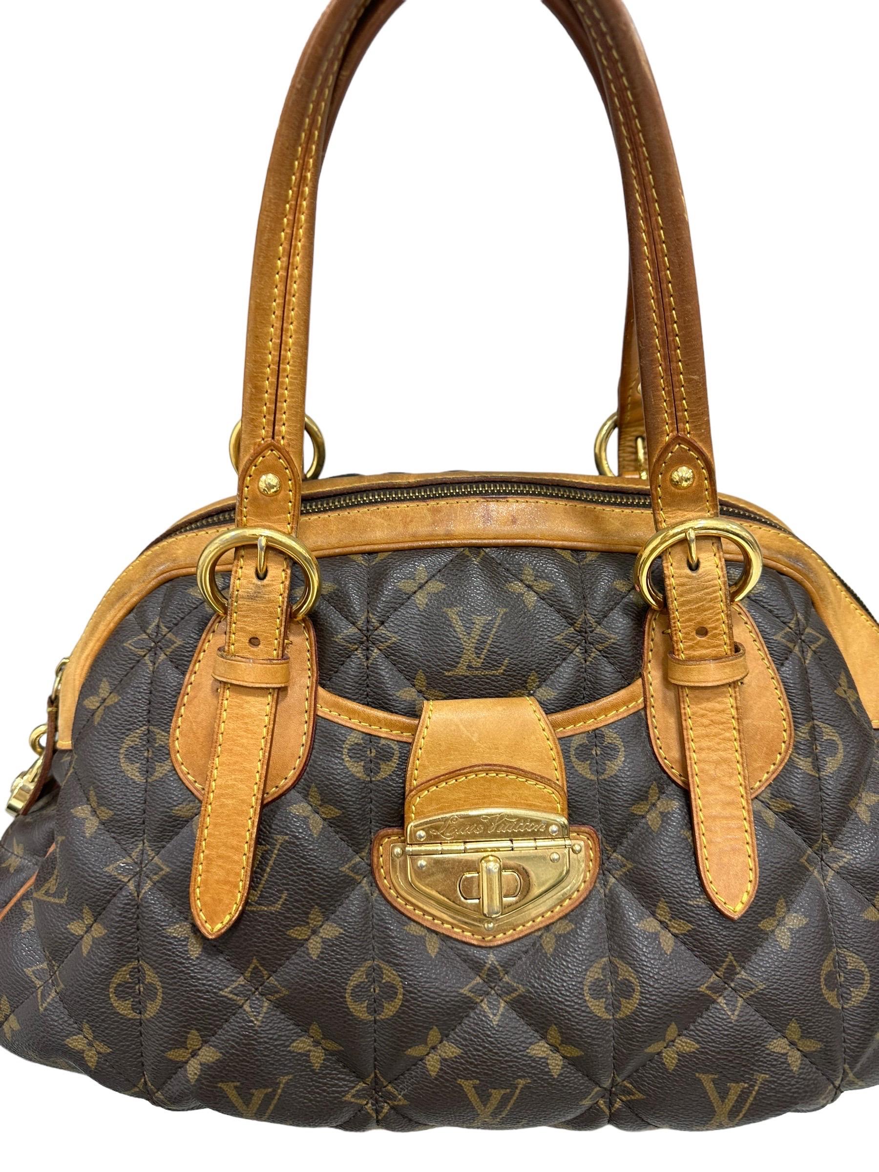 Louis Vuitton bag, Etoile Bowling model, made in the classic monogram canvas of the French maison with cowhide inserts and golden hardware. Equipped with a zip closure, internally lined in suede fabric, it has comfortable pockets with and without