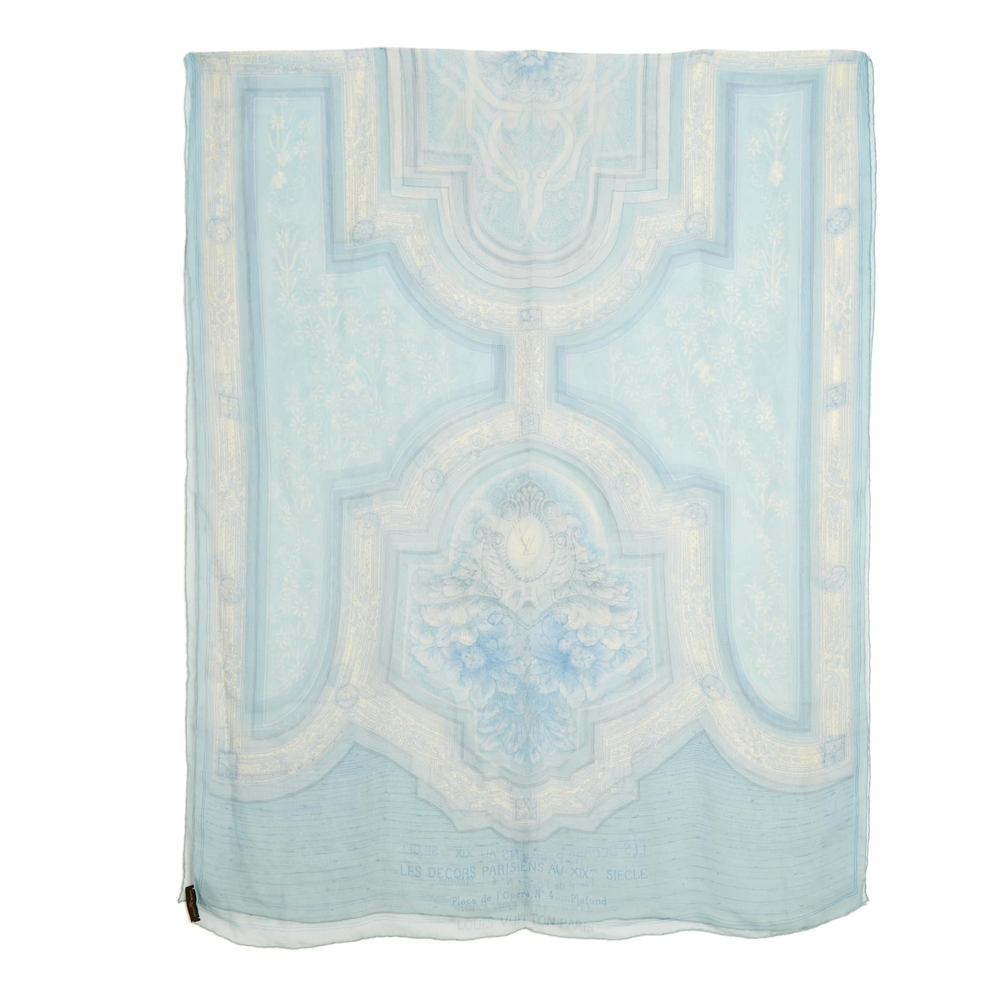 Estola Louis Vuitton, serie Les Décors Parisiens au XIXe siècle, Plaza de la Ópera nº 4, techo de gasa de seda estampada en tonos azul claro, bordes enrollados a mano. Largo 190 cm x ancho 80 cm aproximadamente. El pañuelo parece estar en muy buen