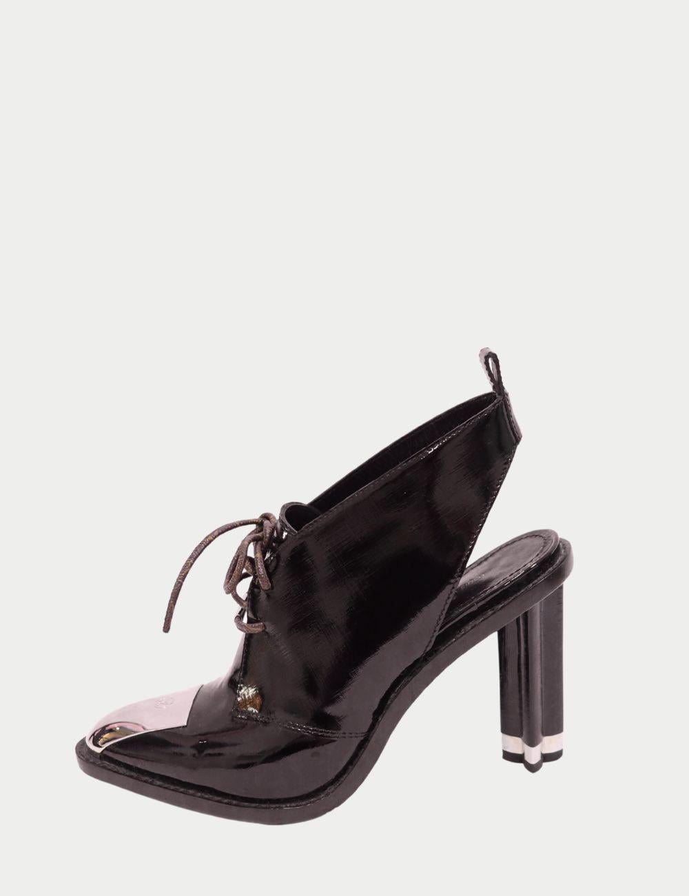 Louis Vuitton Cosplay Heels mit Metallkappe - Schwarzes Lackleder

Die Louis Vuitton Cosplay Heels aus glänzendem schwarzem Lackleder mit Metallkappe, Schnürung und Monogrammen an der Sohlenspitze sorgen für einen eleganten Auftritt. Die kantige