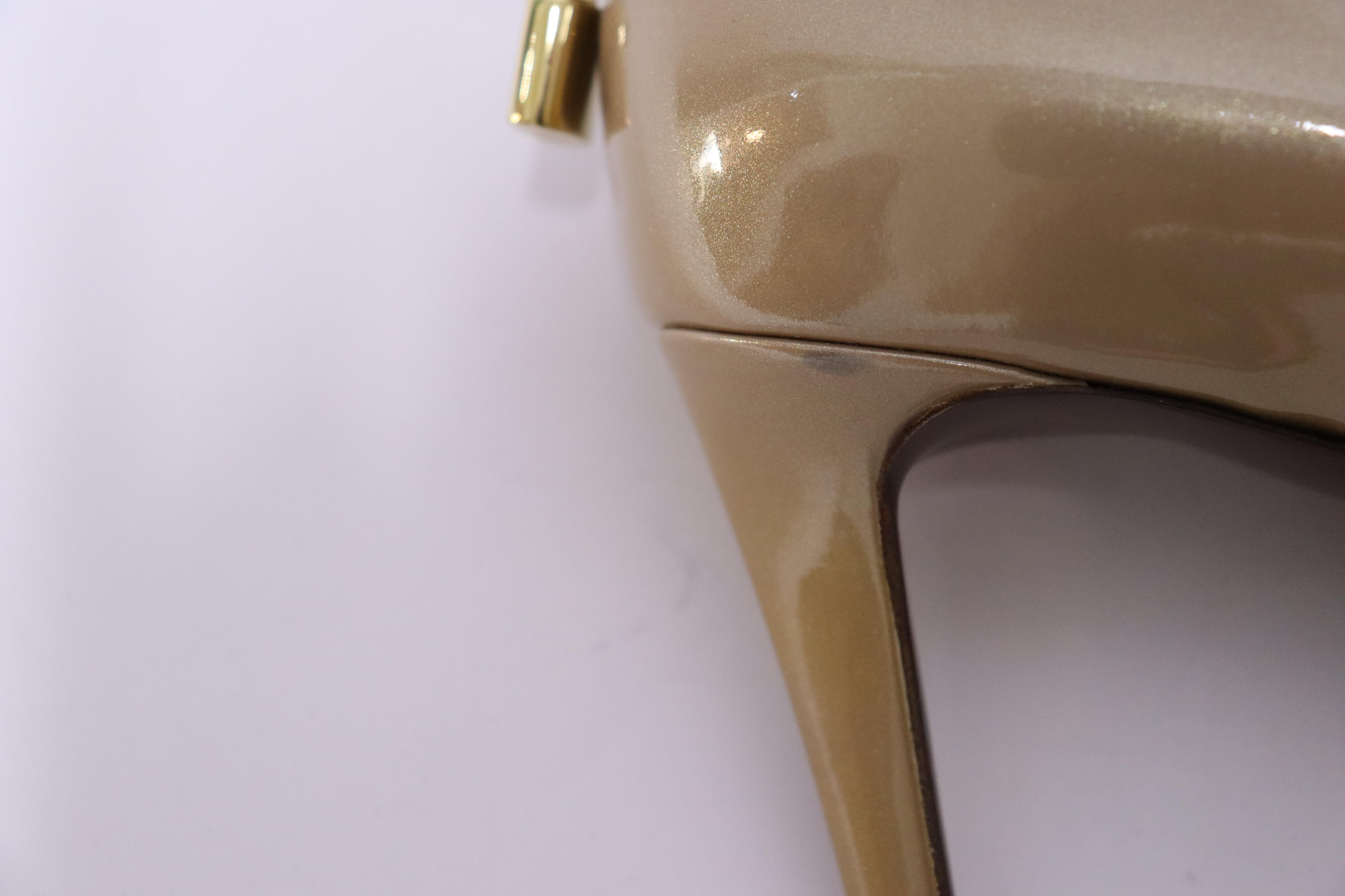 Louis Vuitton EU 39.5 Pointy Toe Iridescent Beige Patent Leather pumps For Sale 1