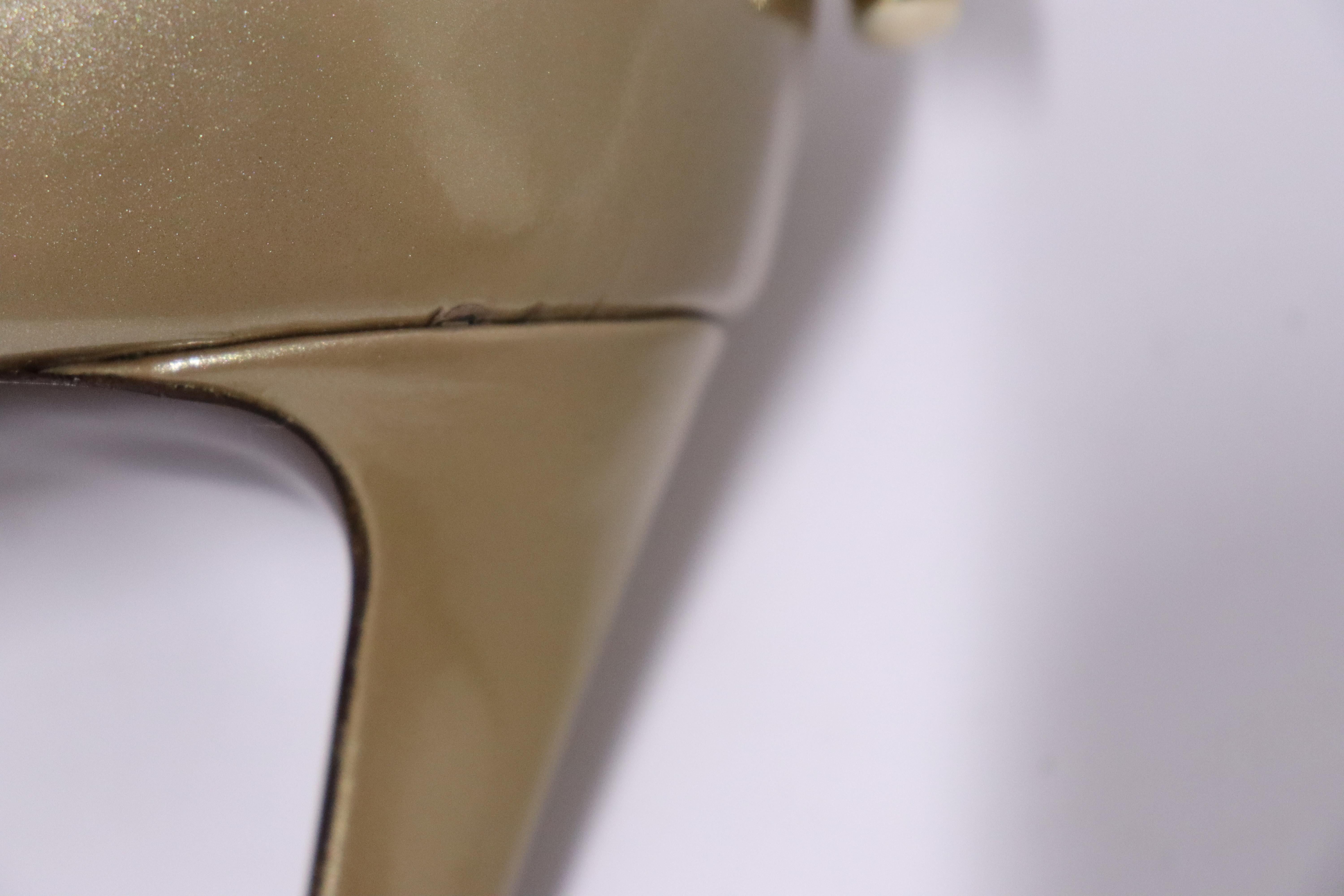 Louis Vuitton EU 39.5 Pointy Toe Iridescent Beige Patent Leather pumps For Sale 2