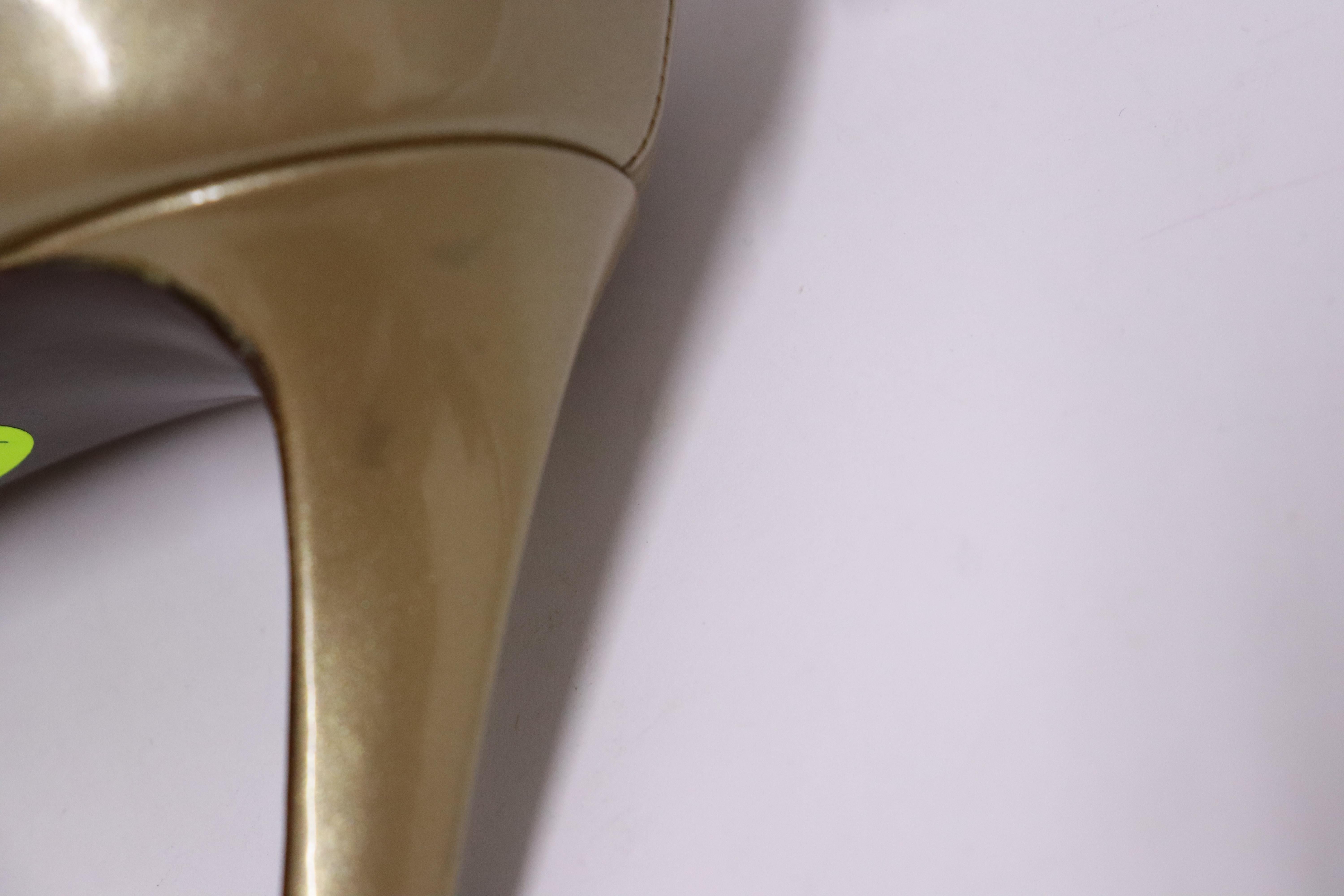 Louis Vuitton EU 39.5 Pointy Toe Iridescent Beige Patent Leather pumps For Sale 4