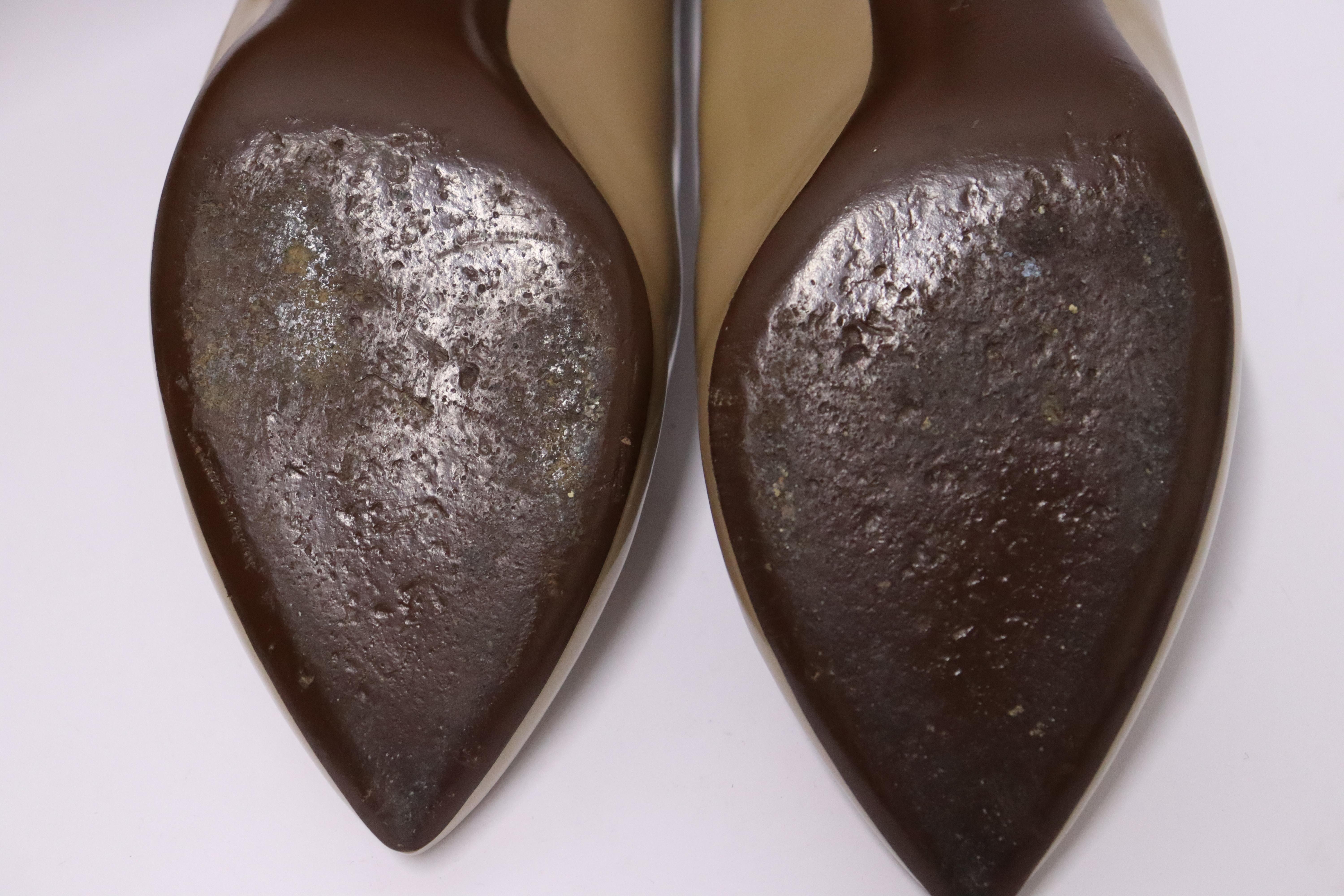 Louis Vuitton EU 39.5 Pointy Toe Iridescent Beige Patent Leather pumps For Sale 5