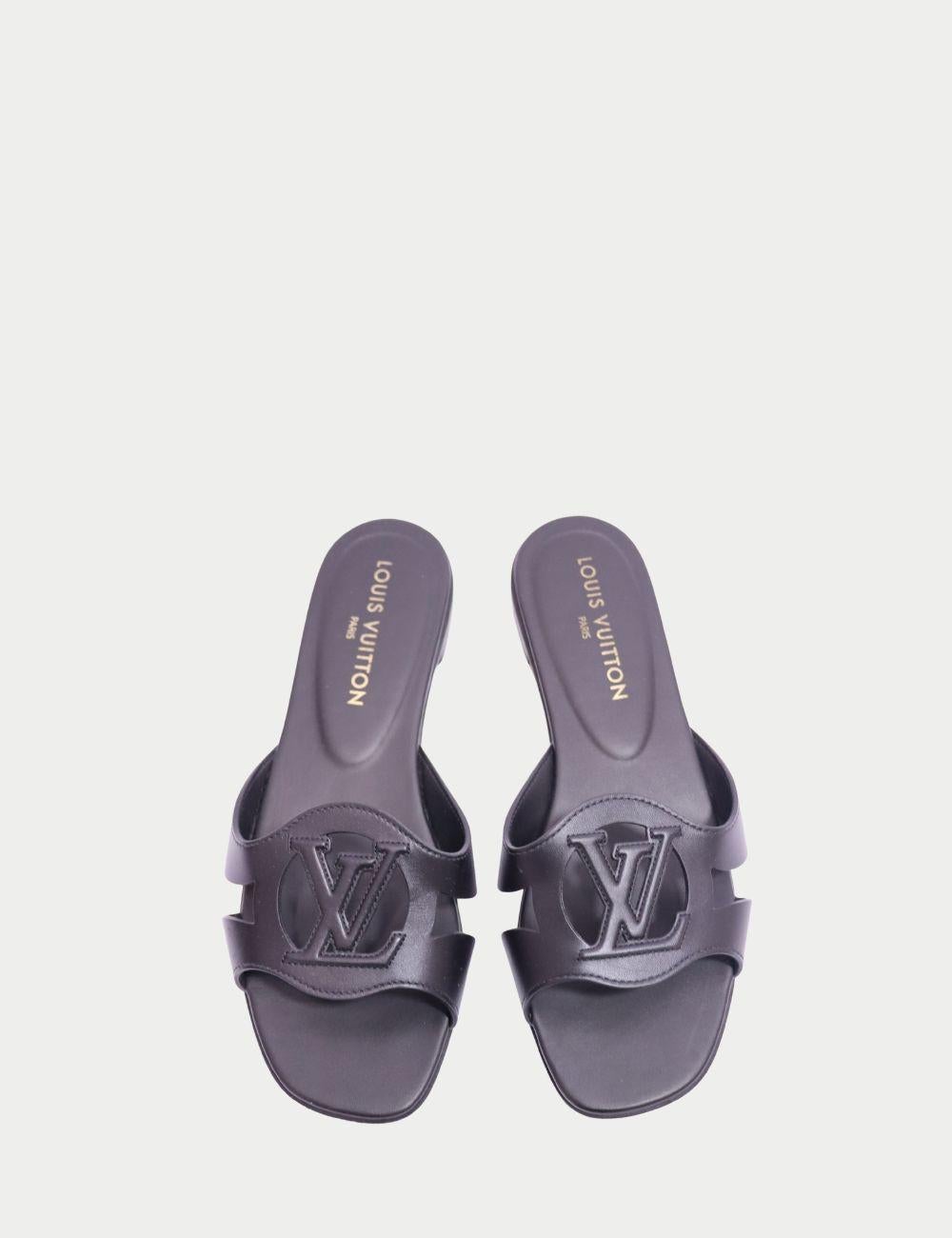 Sandali Louis Vuitton in pelle nera con logo LV ritagliato

Un passo nel lusso con questi eleganti sandali in pelle nera di Louis Vuitton, caratterizzati dal logo LV inciso sulla tomaia. Realizzate in Italia con pelle liscia e pregiata, queste