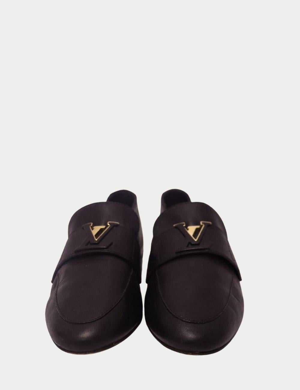 Mocasines de piel Louis Vuitton - Negros con logotipo LV dorado

Adéntrate en el lujo con estos mocasines Louis Vuitton de piel negra, confeccionados en piel de becerro de primera calidad y acabados con la elegancia característica de la casa. Con