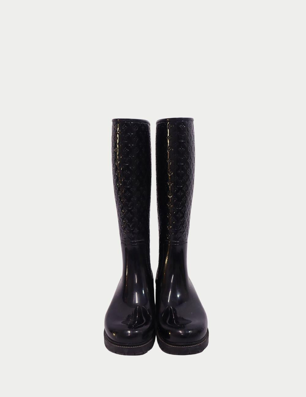 Adéntrate en el lujo incluso en los días lluviosos con estas botas de lluvia Louis Vuitton con monograma negro. Fabricadas en caucho de alta calidad, estas botas llevan el monograma LV en relieve por toda la bota, lo que las hace reconocibles al